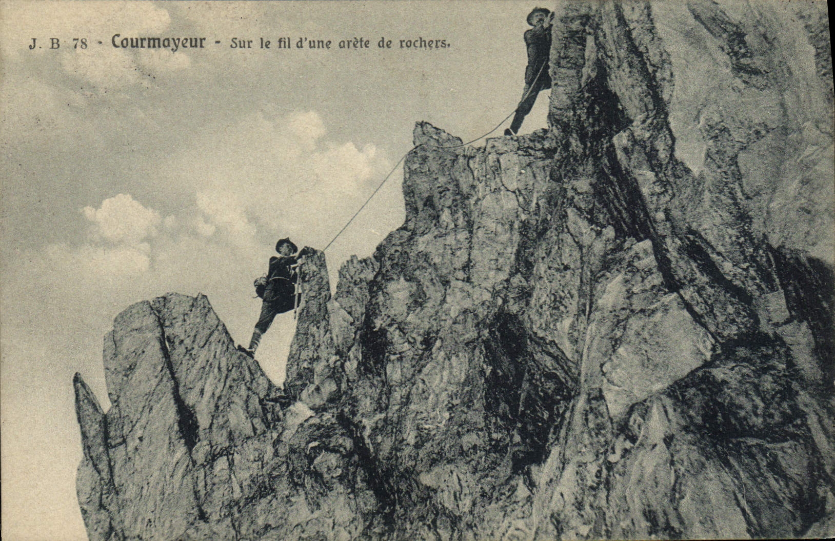CPA Courmayeur Sur le Fil d'une arete de Rochers Alpinisme 