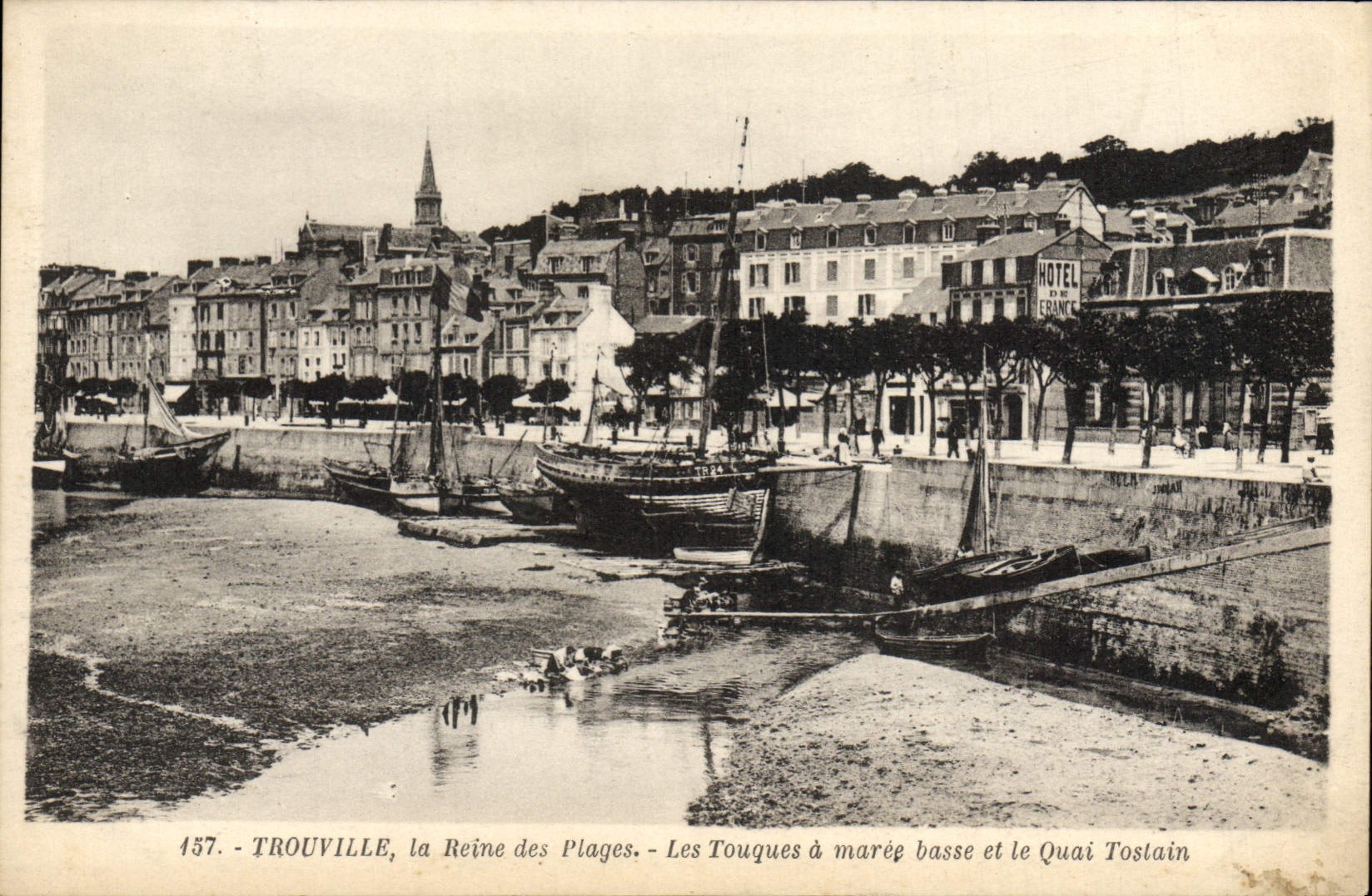 CPA Trouville la Reine des Plages Les Touques a maree basse et le Quai Tostain Bateaux 
