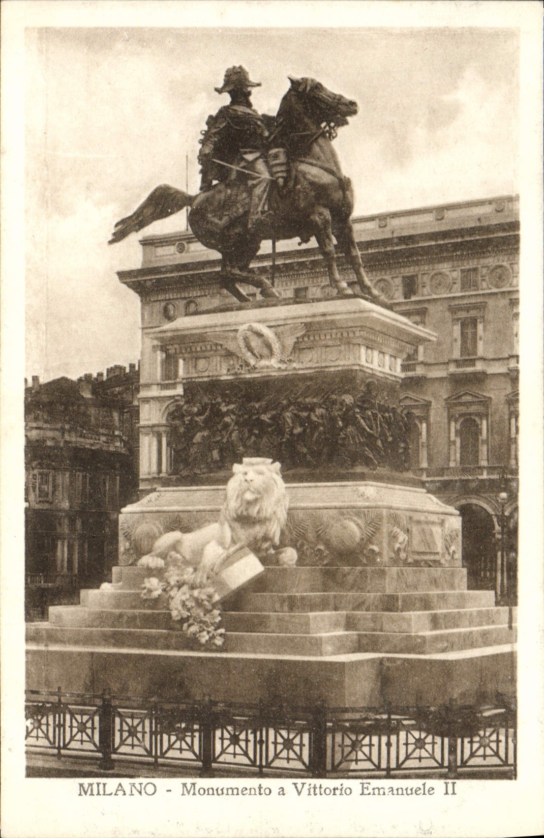 CPA Milano Monumento A Vittorio Emanuele II