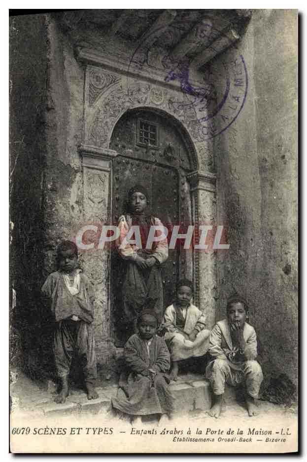 CPA Scenes Et Types Enfants Arabes A La Porte De La Maison Enfants
