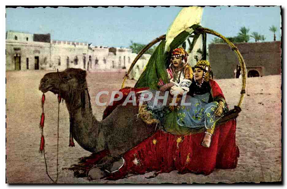 Fathma and Aïcha on a walk — Algeria — Editions Joine