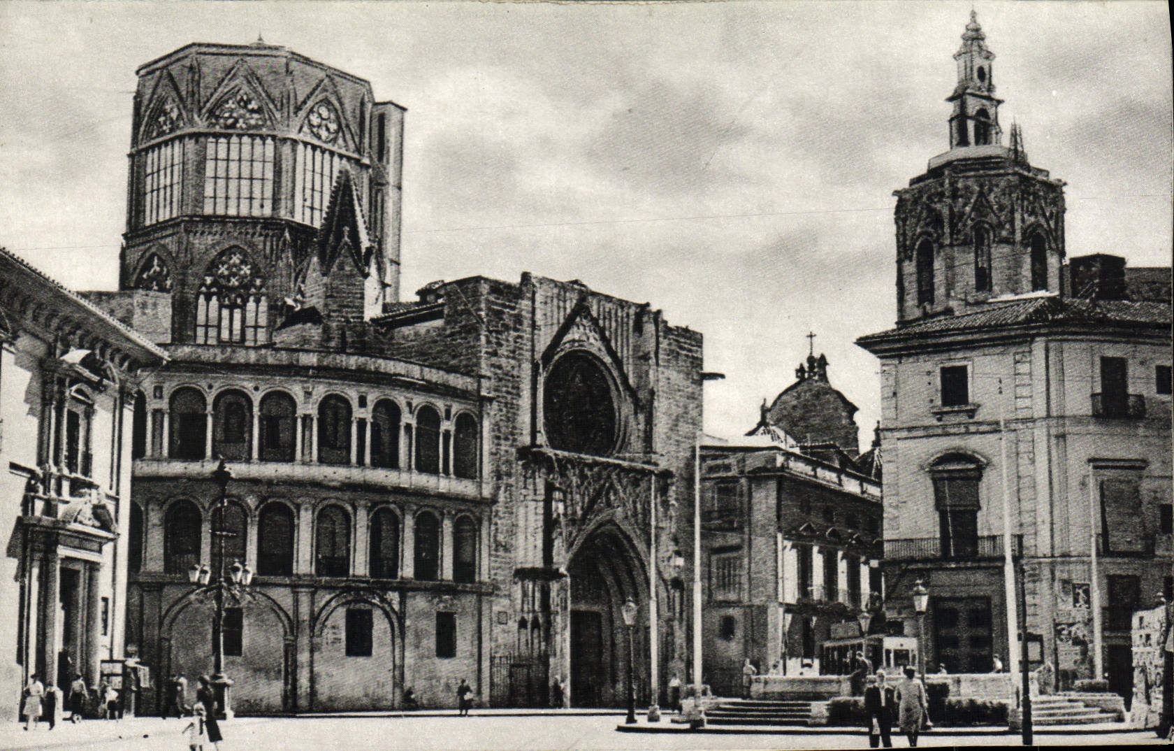 Valence : Plaza de la Constitución y Puerta de la Catedral — CPAPHIL