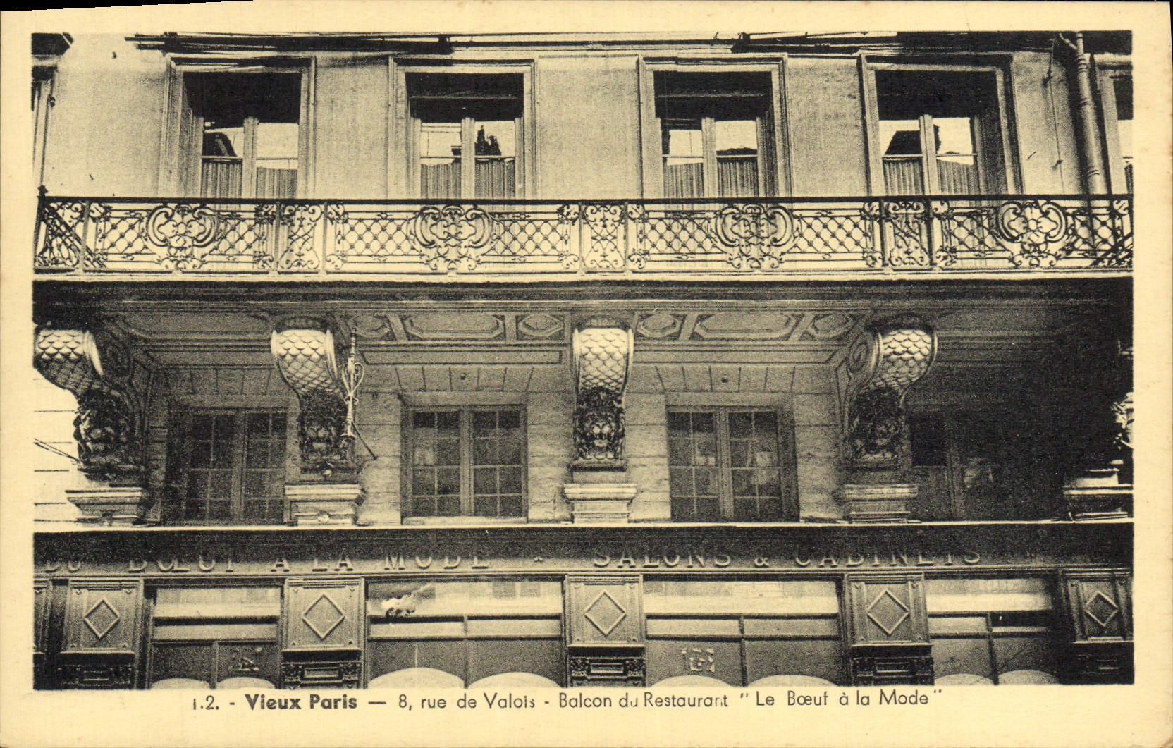 CPA Vieux Paris Rue de Valois Balcon du restaurant Le Boeuf a la Mode