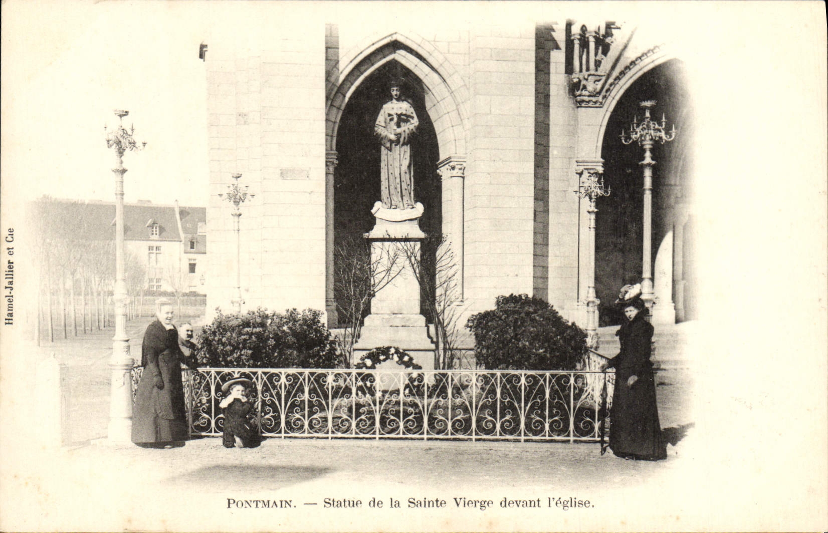 CPA Pontmain Statue de la Sainte Vierge devant l'Eglise