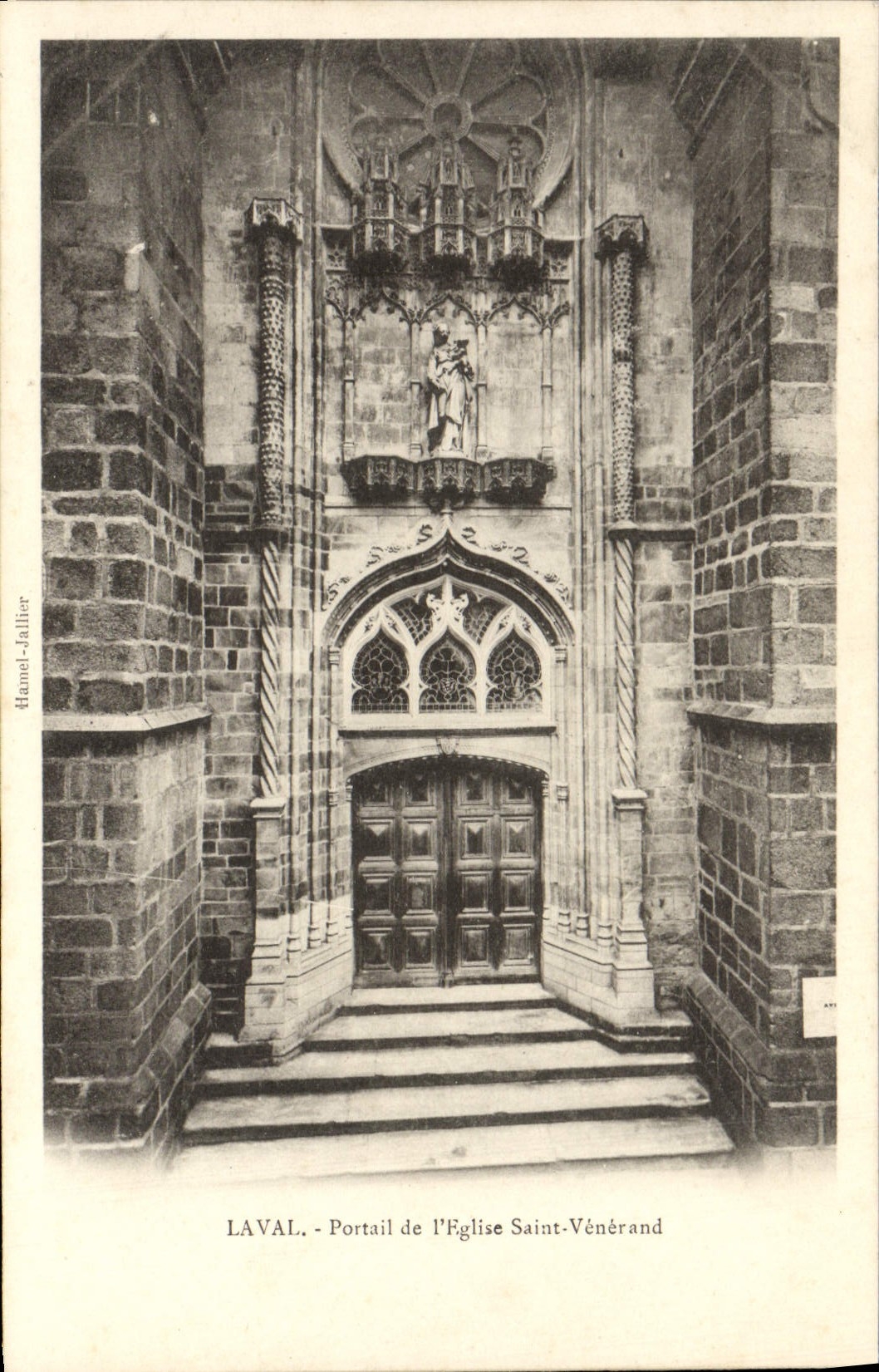 CPA Laval Portail de l'Eglise Saint Venerand
