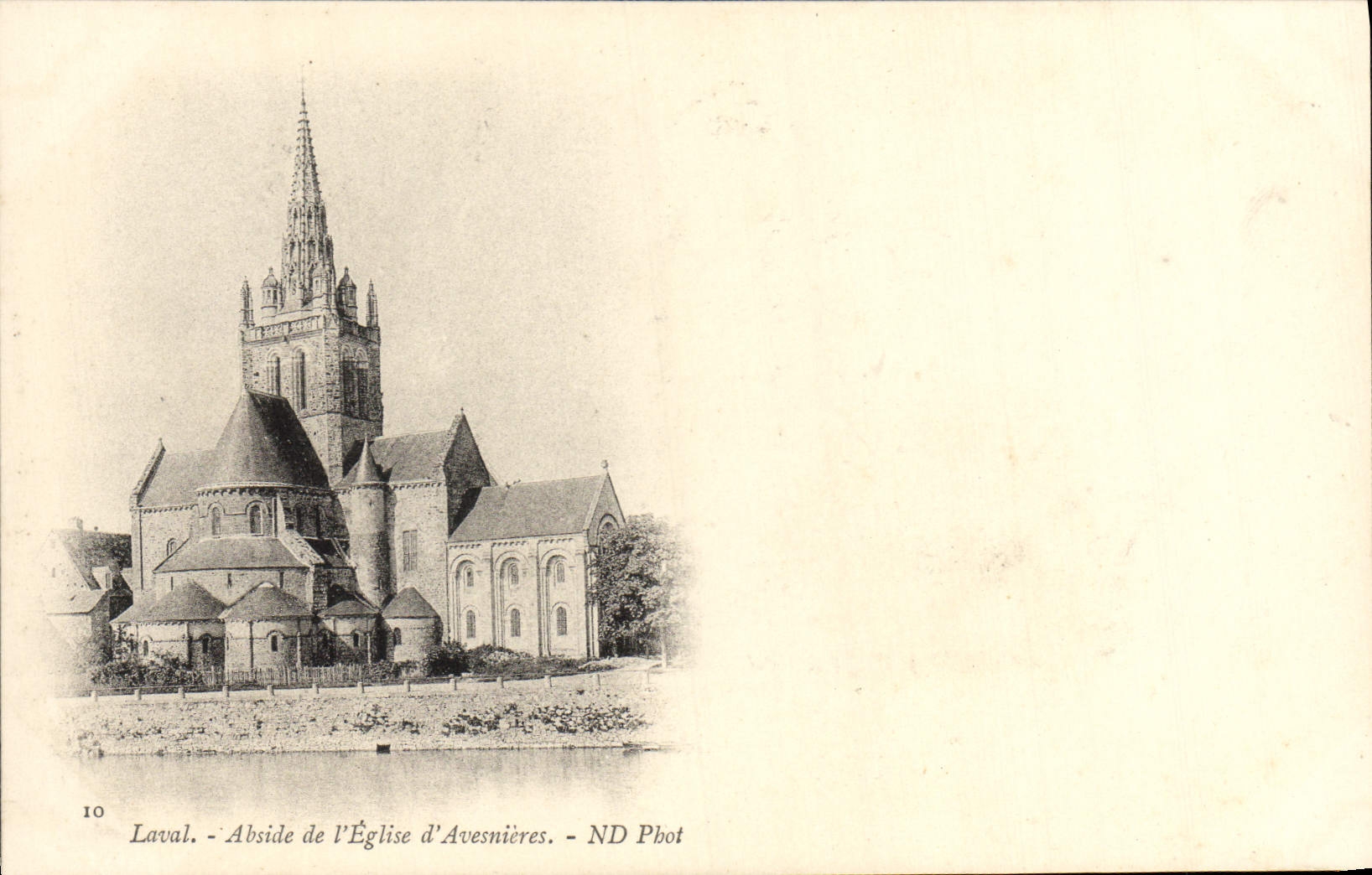 CPA Laval Abside de l'Eglise d'Avesnieres