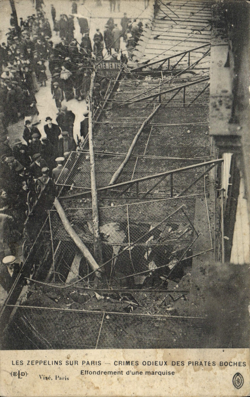 CPA Paris Les zeppelins sur Paris Effondrement d'une marquise 