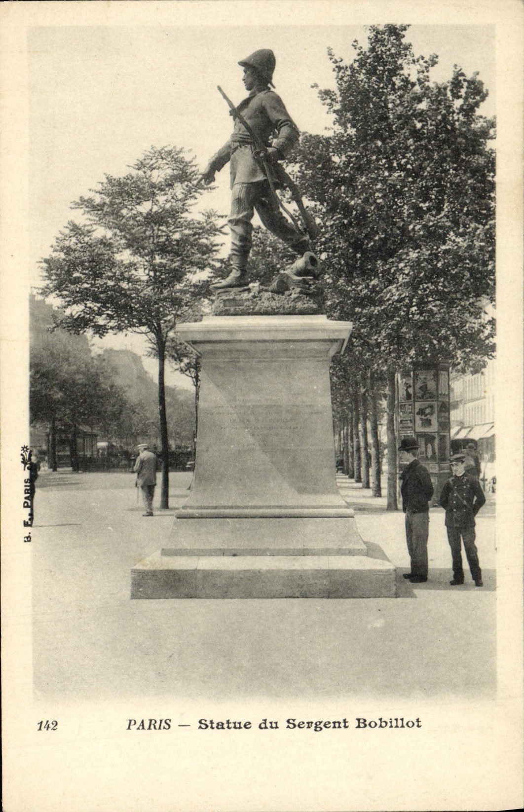 CPA Paris Statue du Sergent Bobillot Militaria