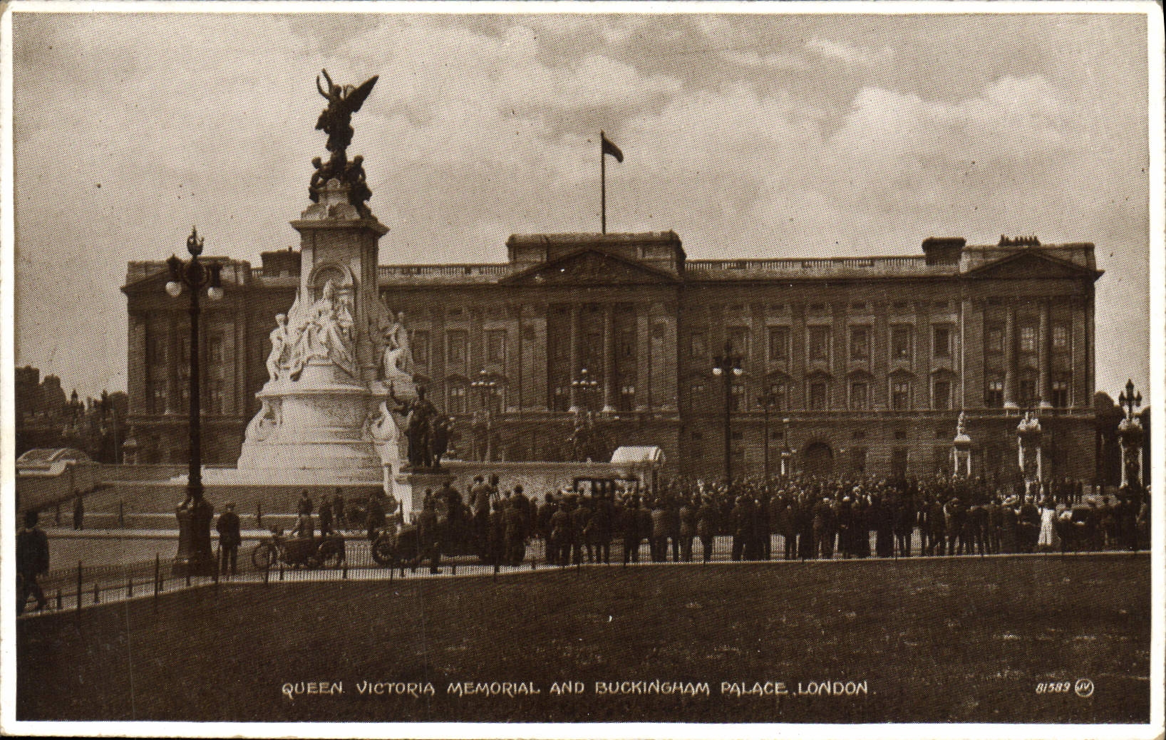 CPA Queen Victoria Memorial and Buckingham palace London 