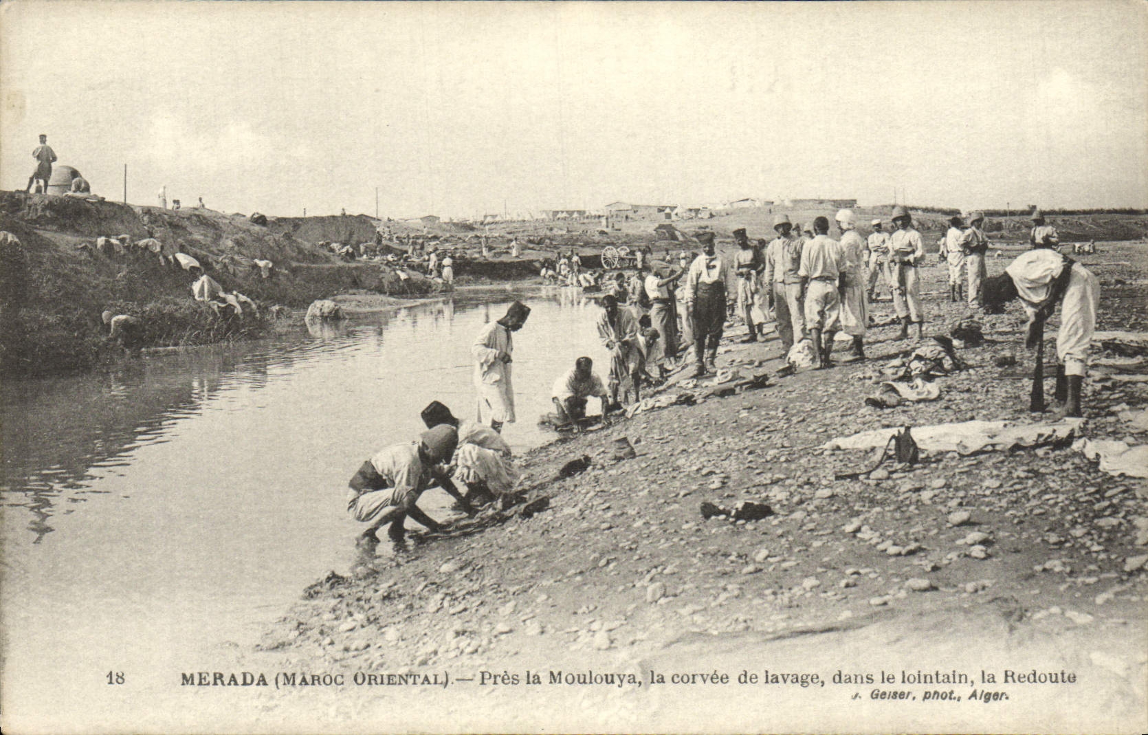 Merada (Maroc Oriental) — Près la Moulouya, la corvée de lavage, dans le lointain, la Redoute — J. Geiser, phot. Alger.