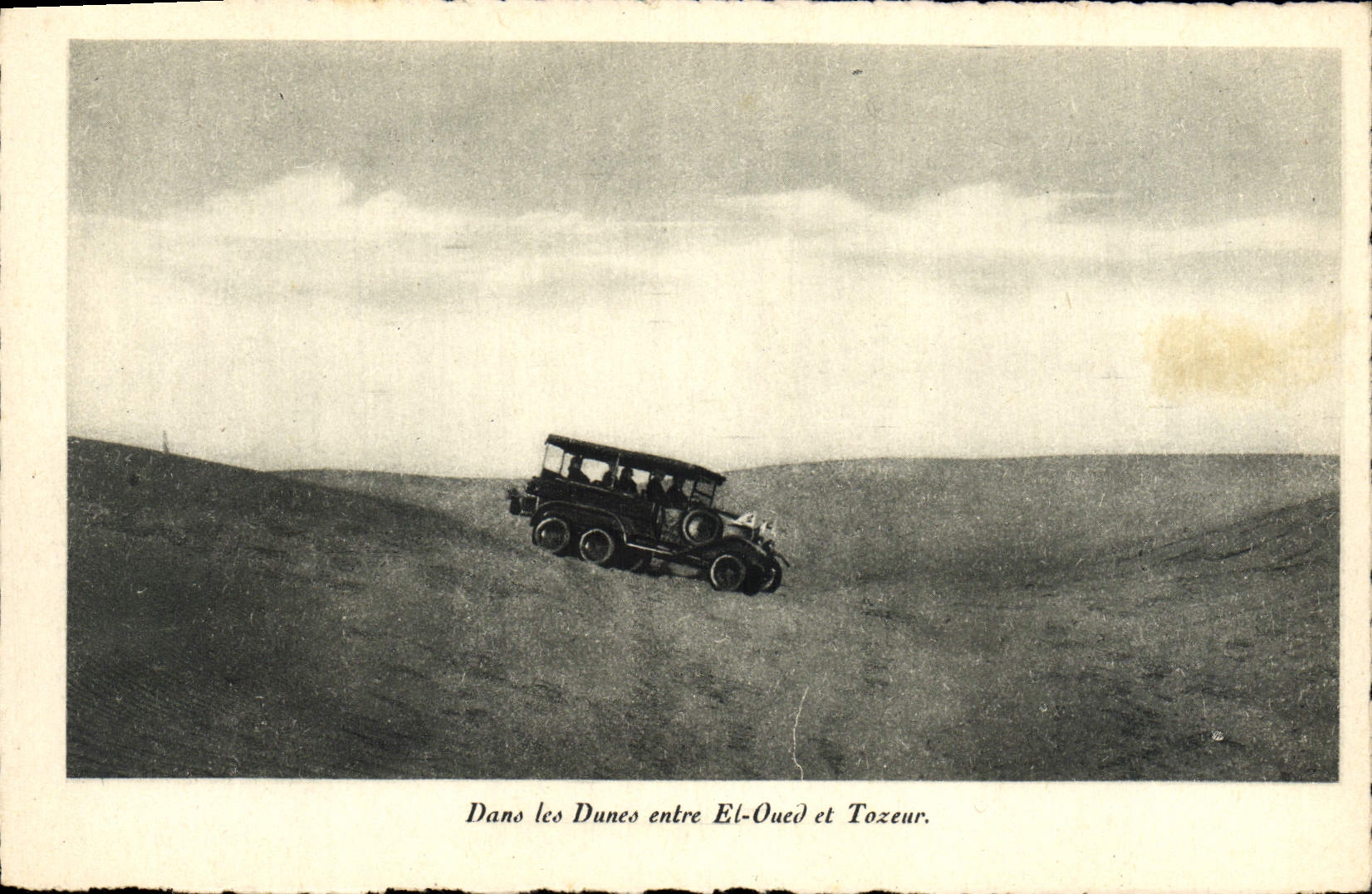 CPA Dans Les Dunes Entre El Oued Et Tozeur Automobile