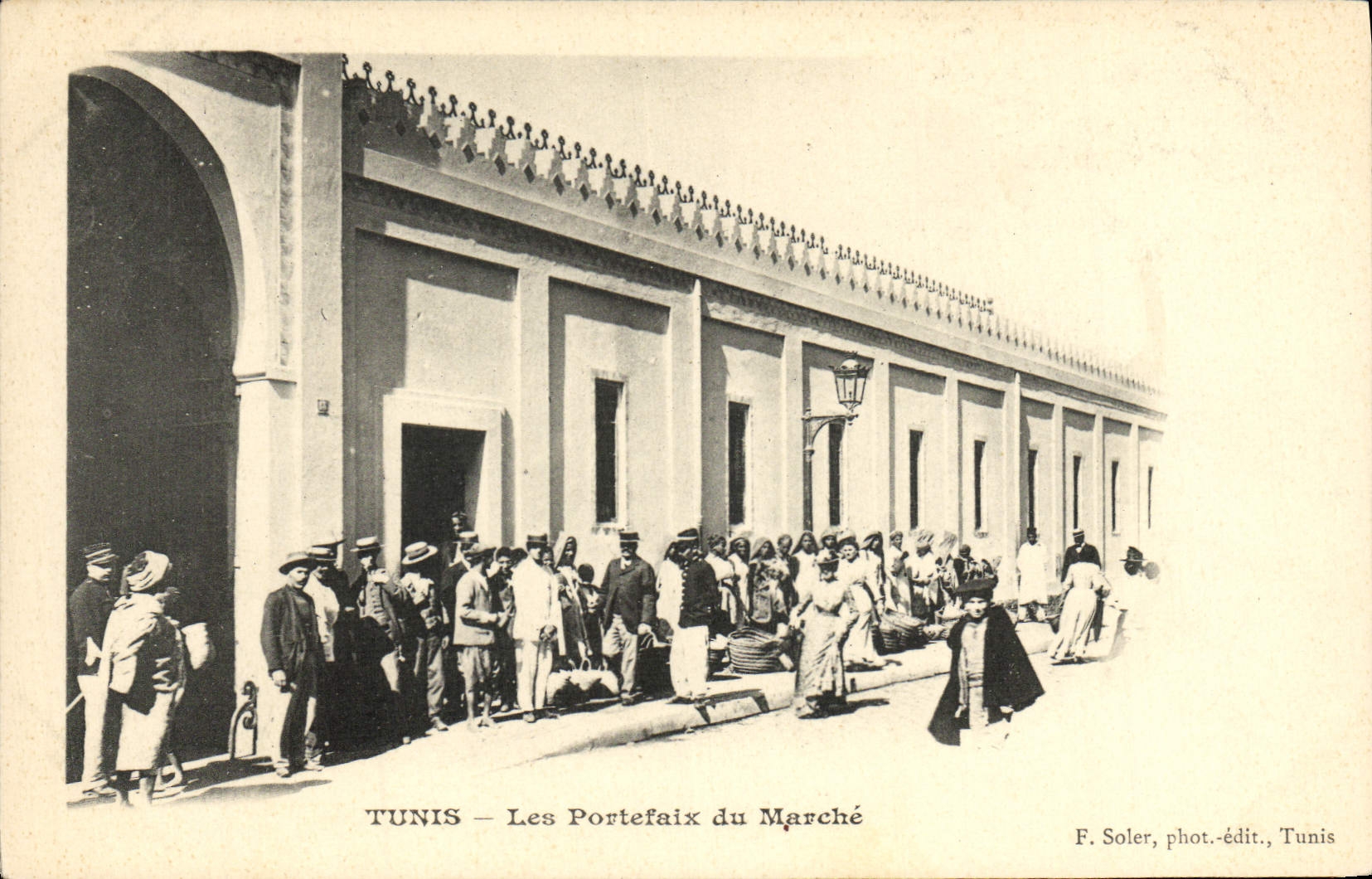 CPA Tunis Les Portefaix Du Marche