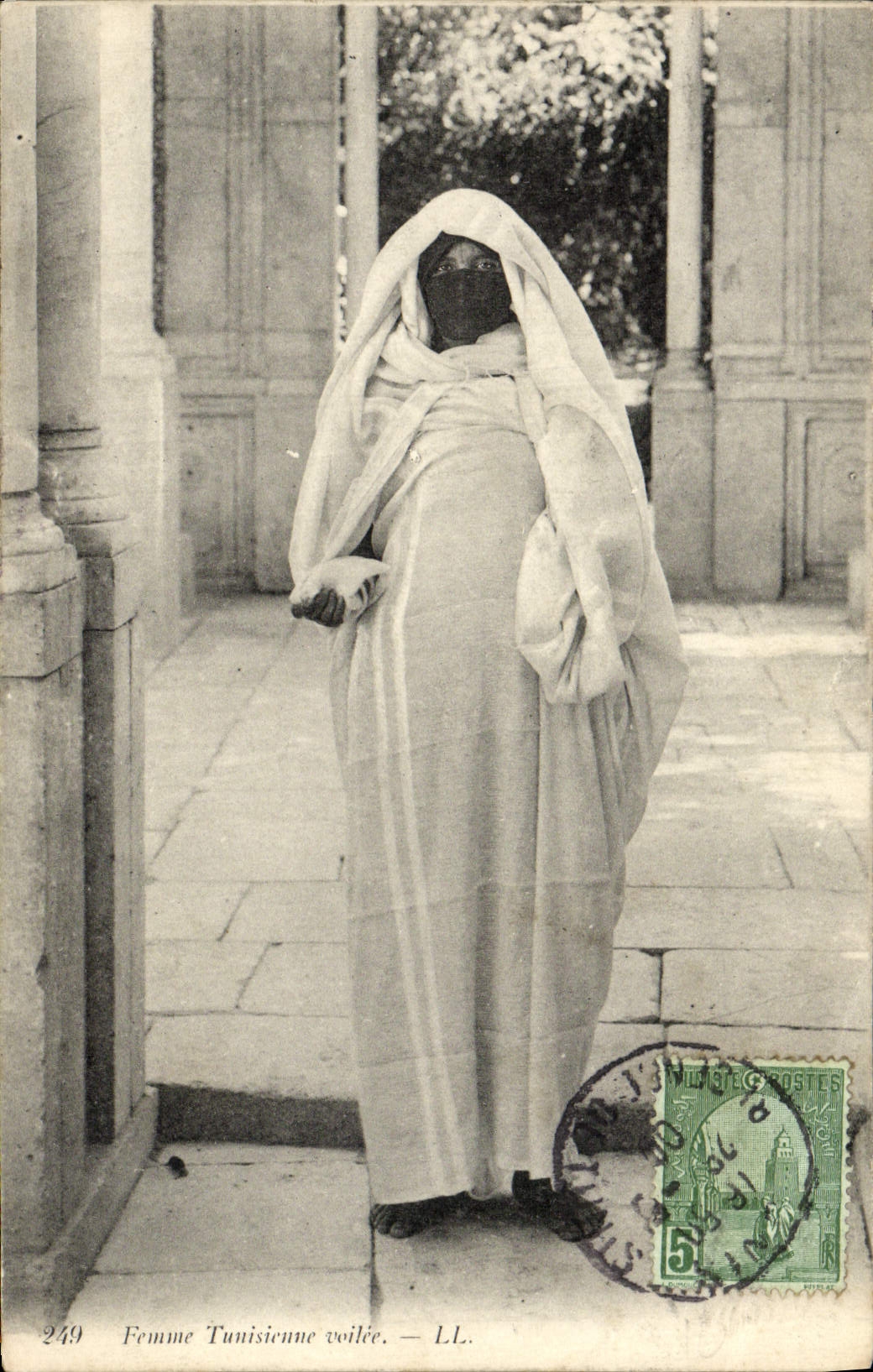 CPA Femme Tunisienne Voilee
