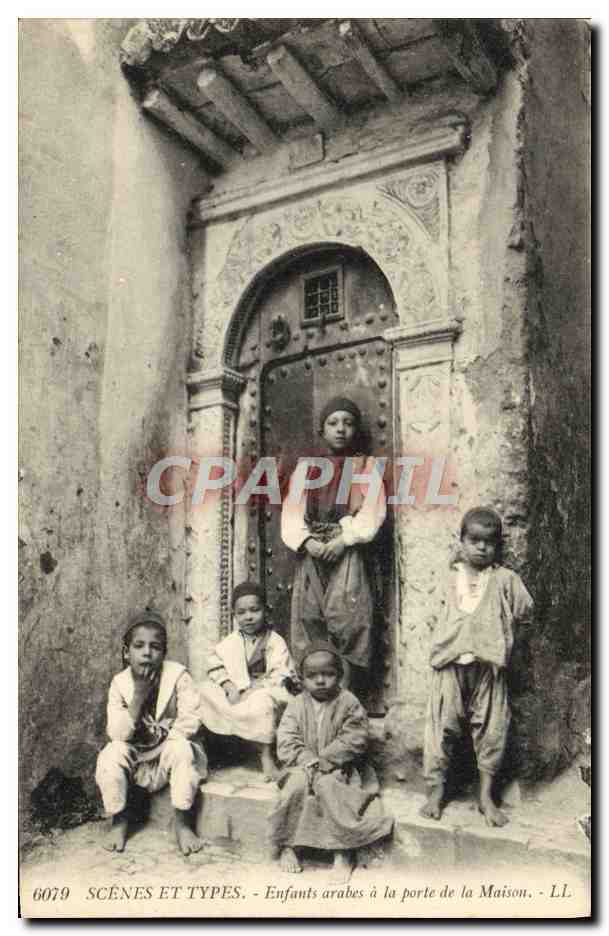 CPA Scenes Et Types Enfants Arabes a la Porte de la Maison