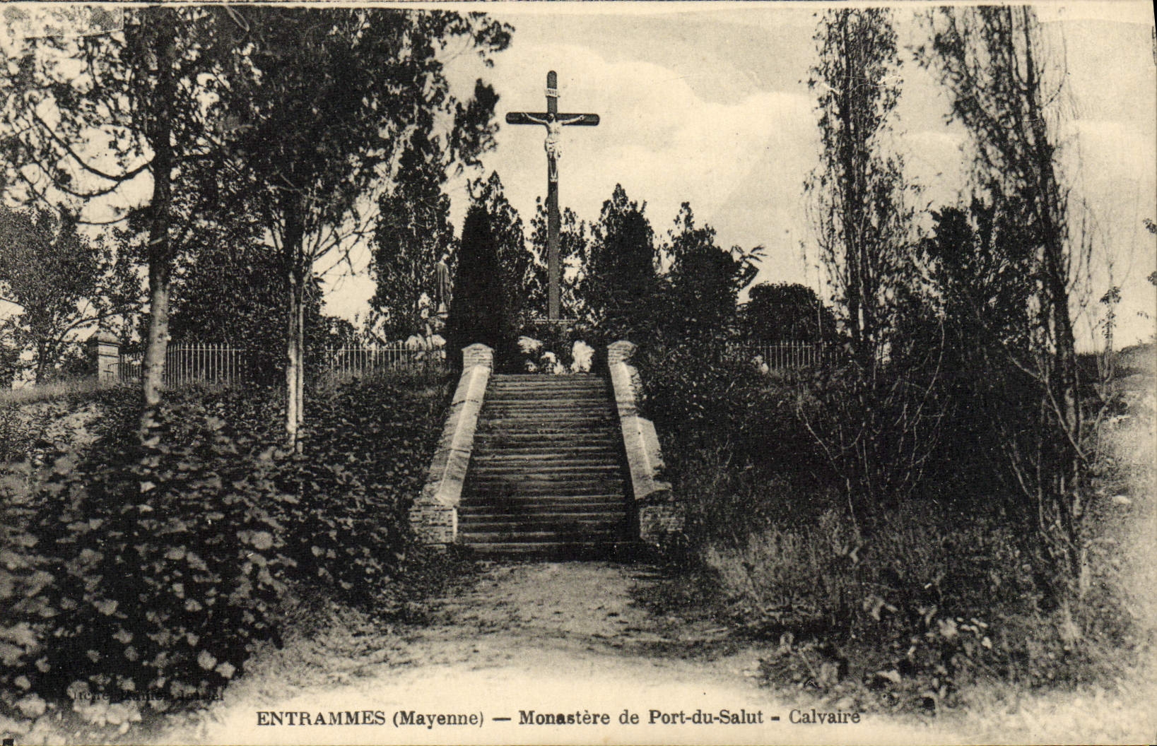 CPA Entrammes Monastere de Port du Salut Calvaire Christ