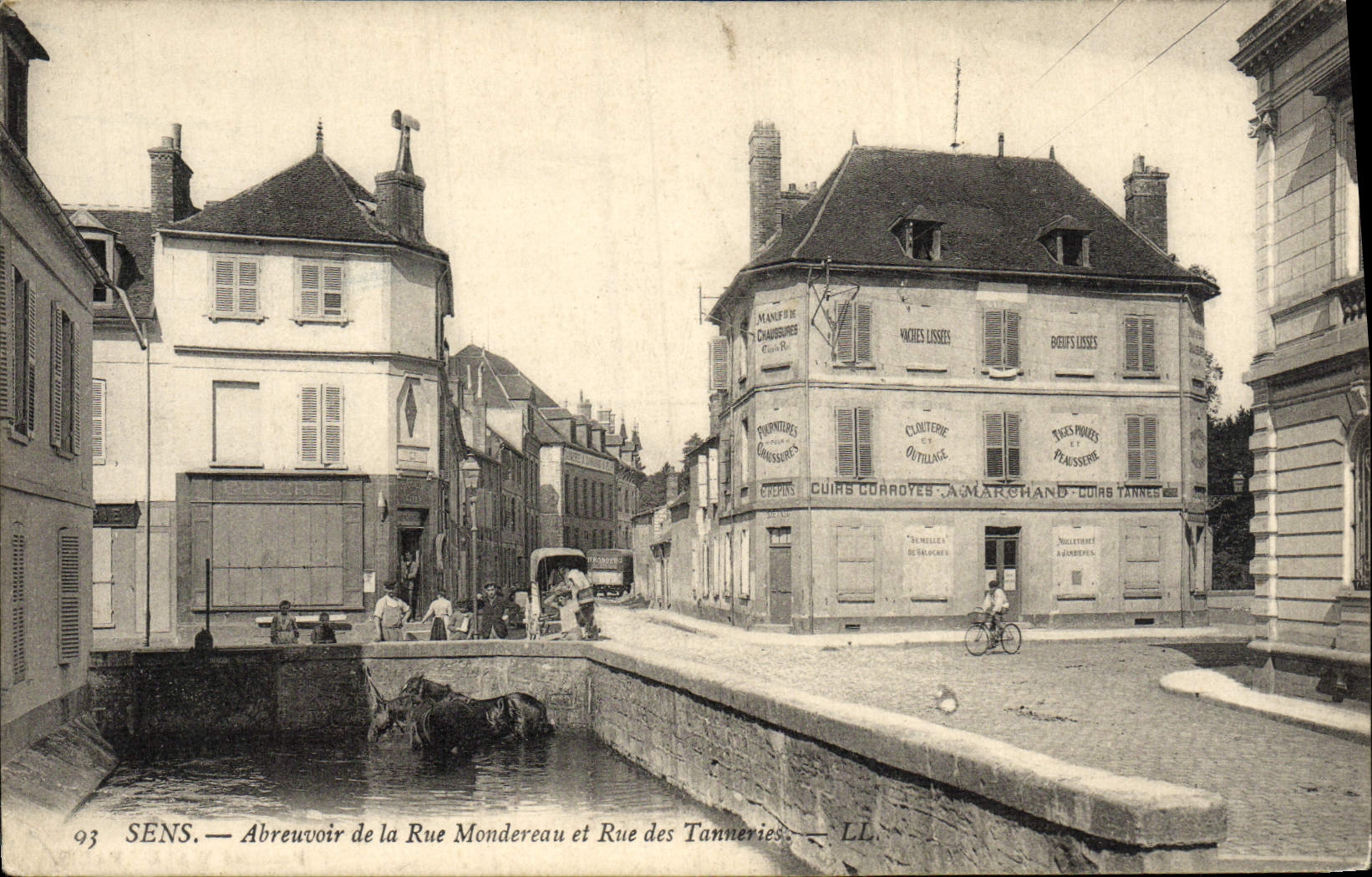 CPA Sens Abreuvoir de la Rue Mondereau et Rue des Tanneries Cheval