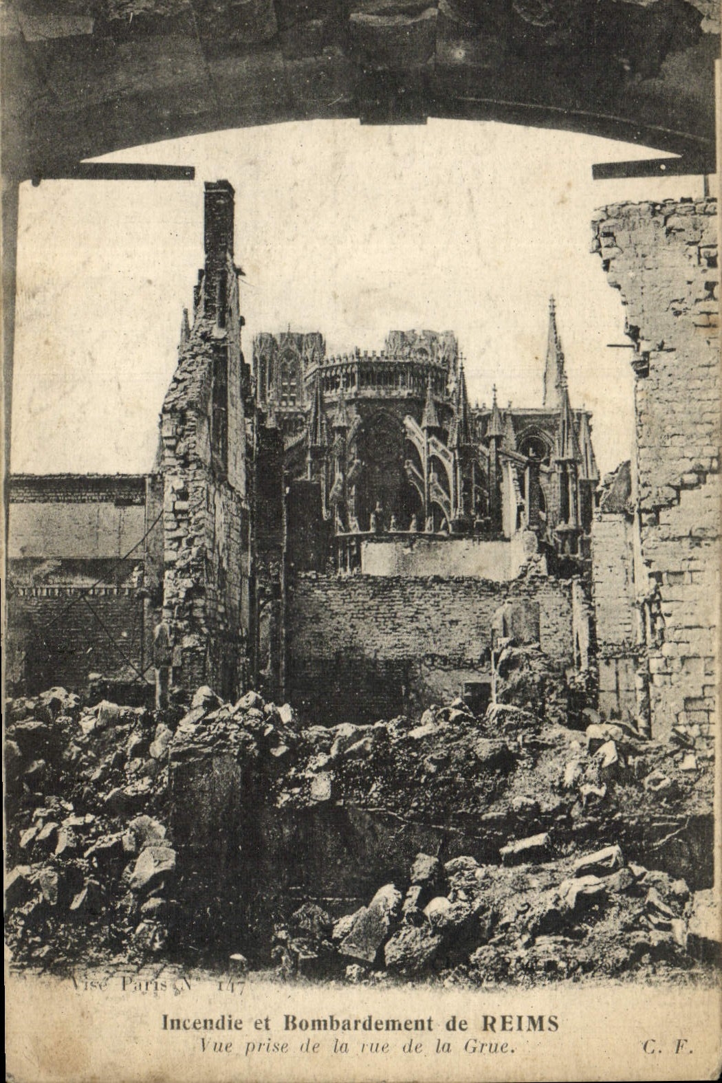 Reims — Incendie et Bombardement de Reims — Vue prise de la rue de la Grue — G. F. — N° 147