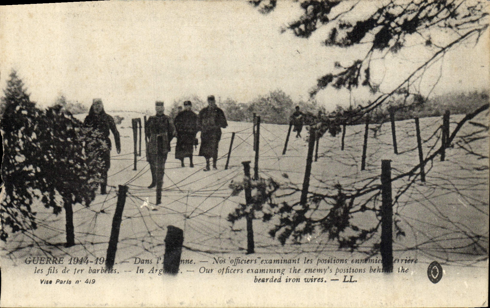 Guerra 1914-1918 — En la Argonne — Nuestros oficiales examinan las posiciones enemigas detrás de los alambres de espino — Vise Paris n° 419