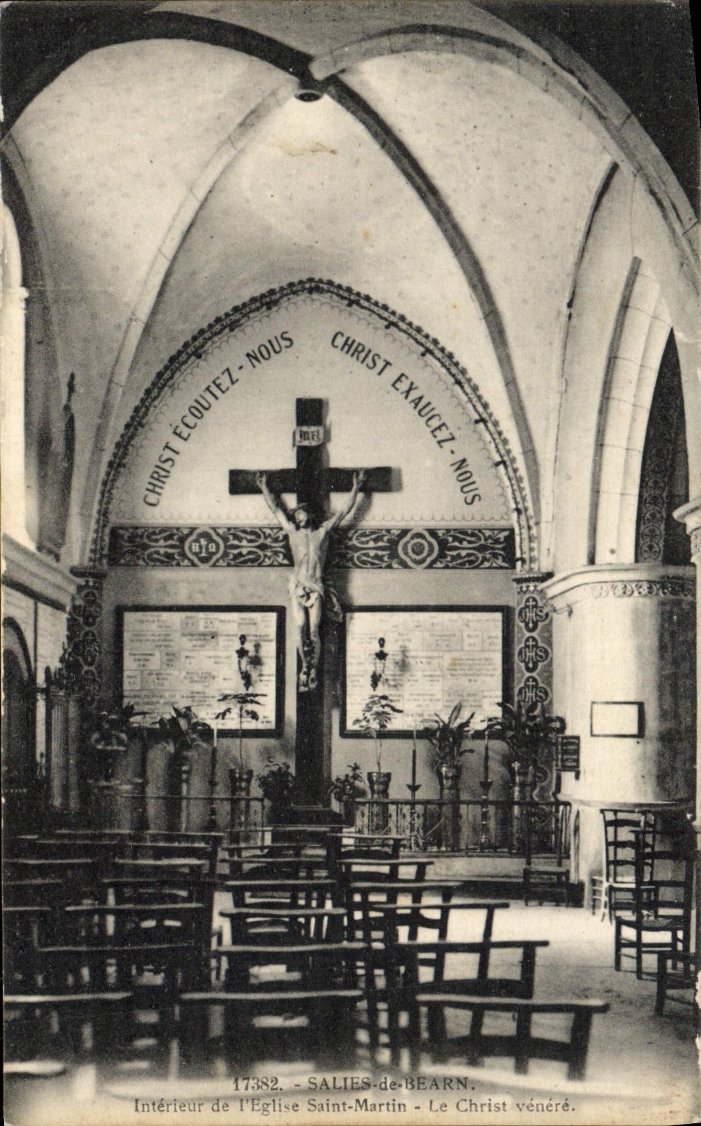 Innenraum der Kirche Saint-Martin — Salies-de-Béarn — Der verehrte Christus