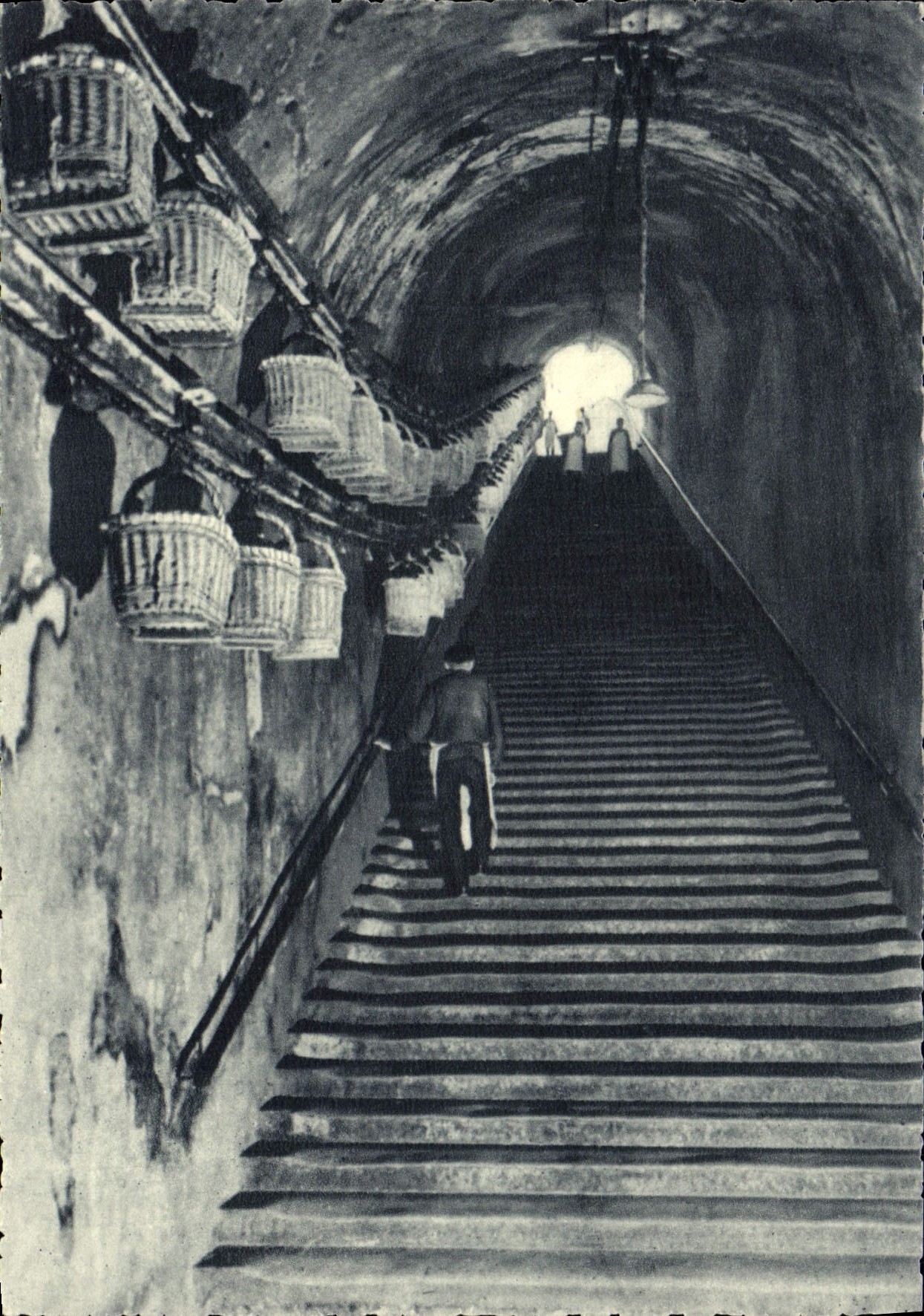 Escalier des caves à Reims — Champagne Pommery & Greno — 116 marches, 35 mètres de profondeur