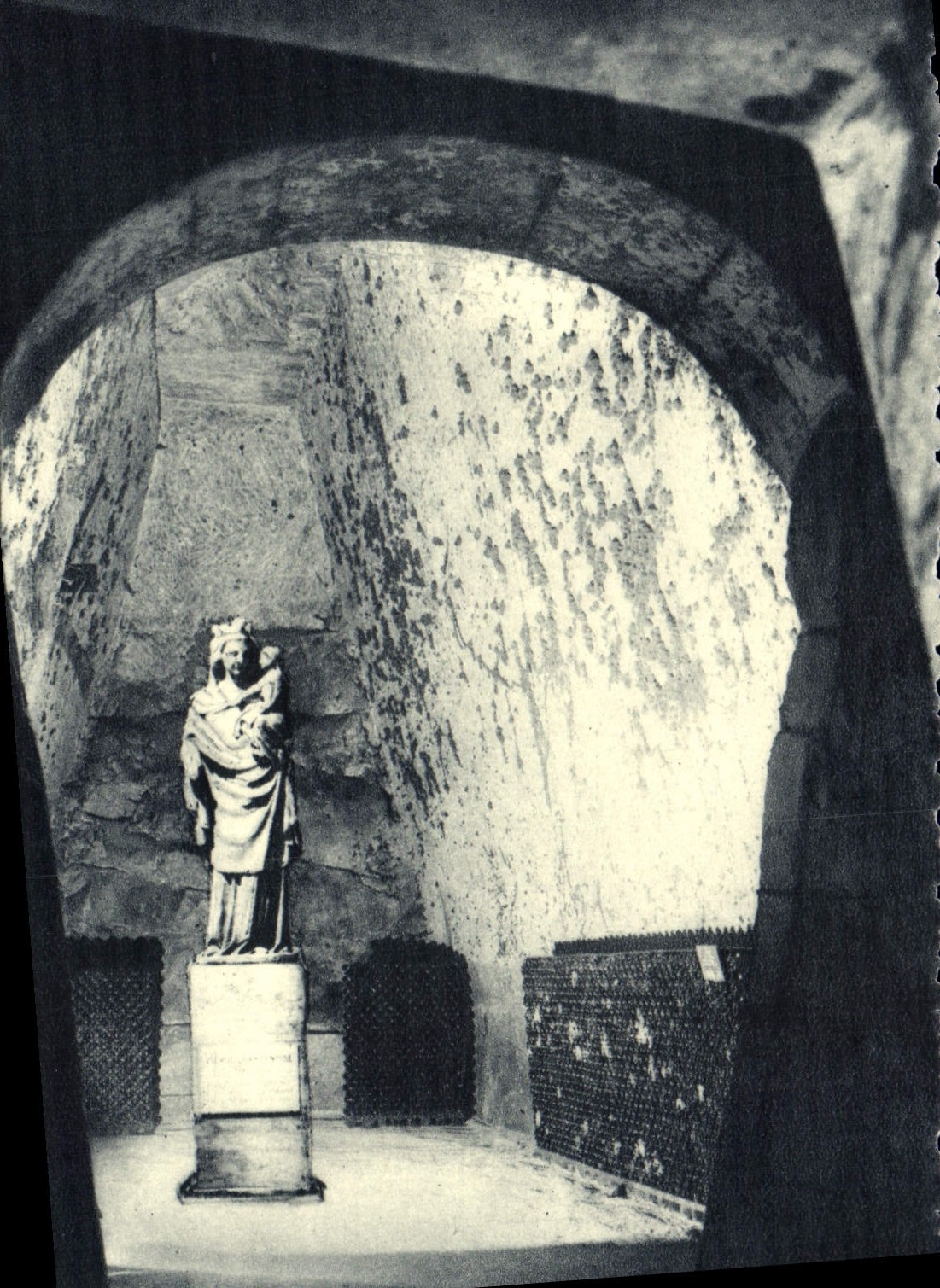 La Vierge des Crayères — École Française XIVe siècle — CHAMPAGNE POMMERY & GRENO - REIMS