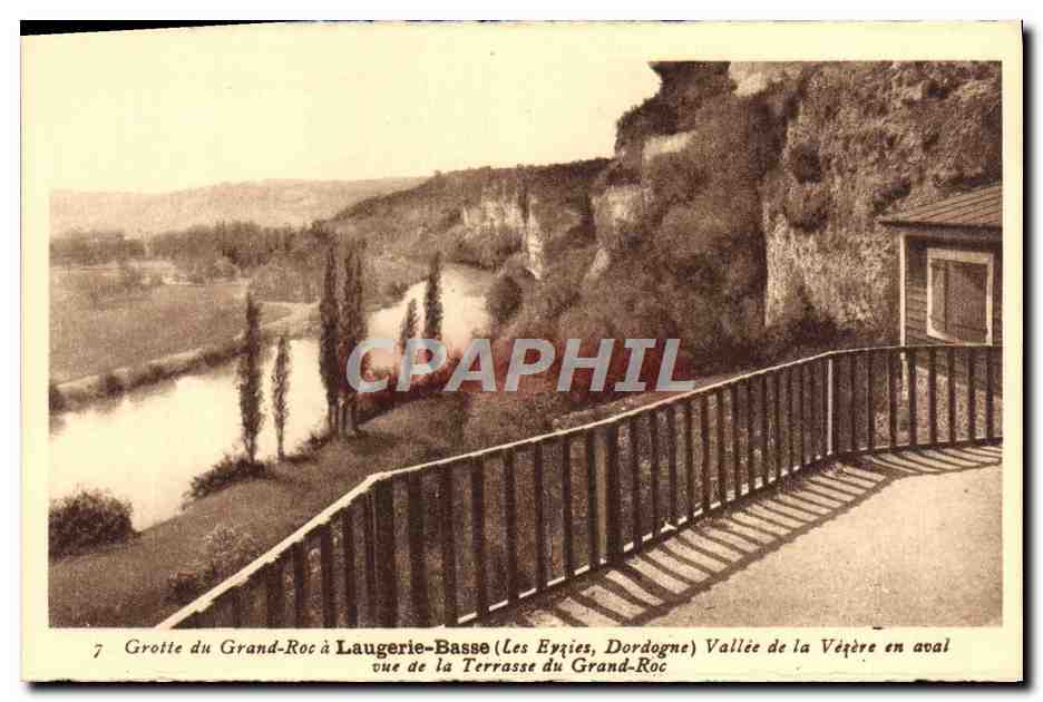 Grotte du Grand-Roc à Laugerie-Basse (Les Eyzies, Dordogne) — vue de la Terrasse du Grand-Roc — Vallée de la Vézère en aval