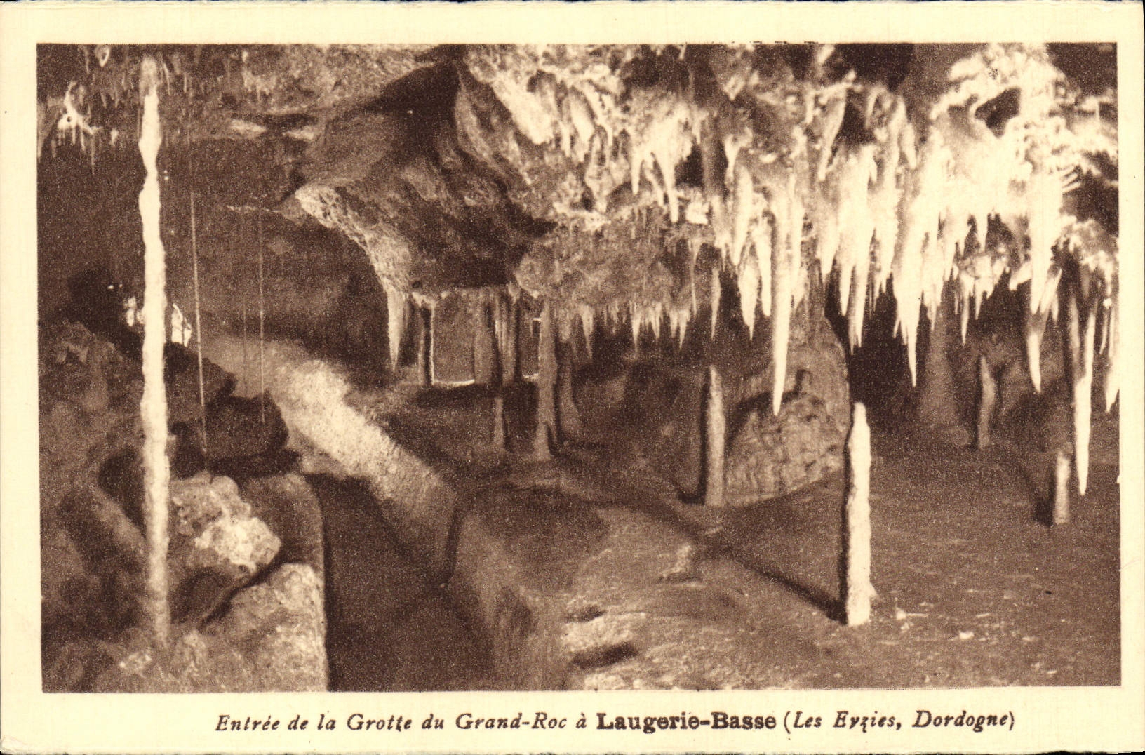 Entrée de la Grotte du Grand-Roc à Laugerie-Basse (Les Eyries, Dordogne) — CPA PHIL