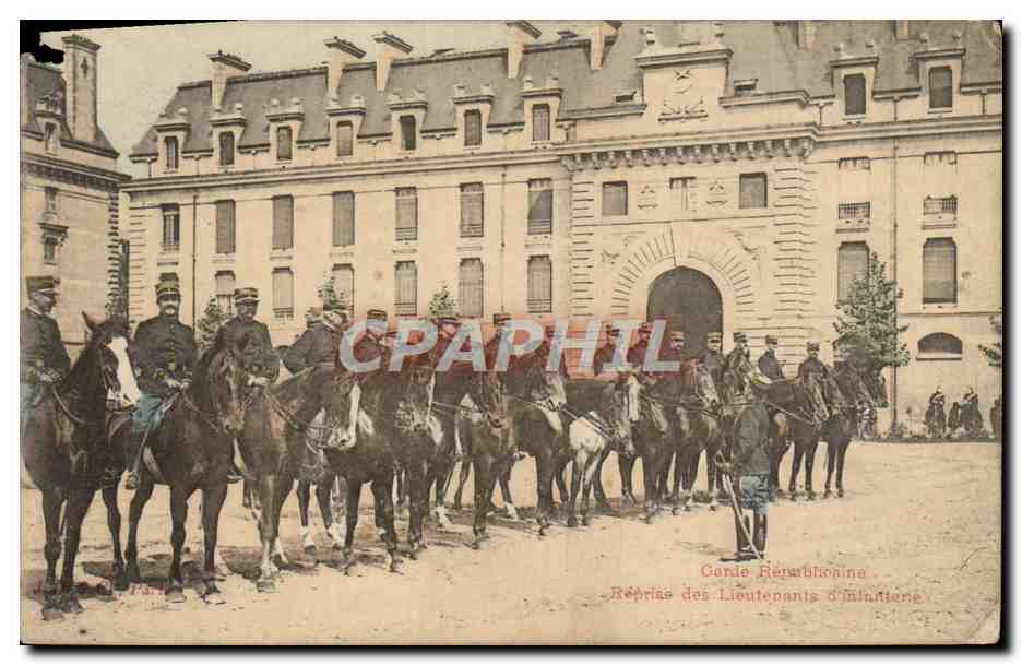CPA Paris Garde Republicaine Reprise des Lieutenants d'infanterie Miliaria 