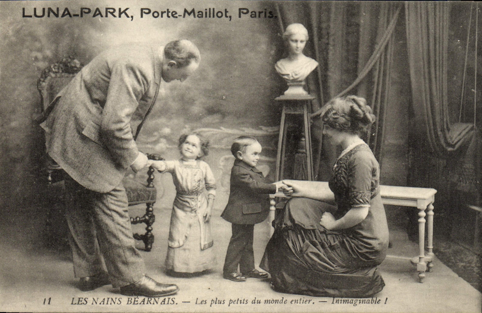 CPA Luna Park Porte Porte Maillot Paris Les Nains bearnais Les plus petits du monde entier TOP