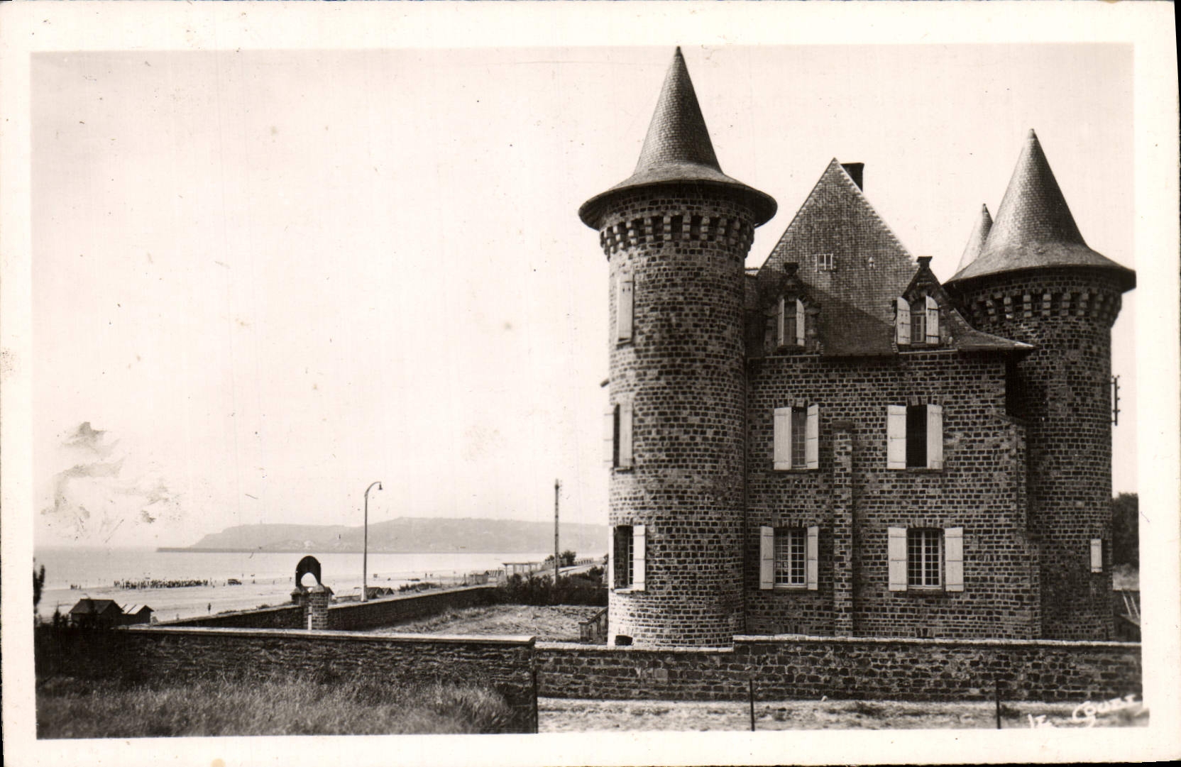 Barneville-sur-Mer — La Plage et le Château — Edit. Goubey, St-Père-Église
