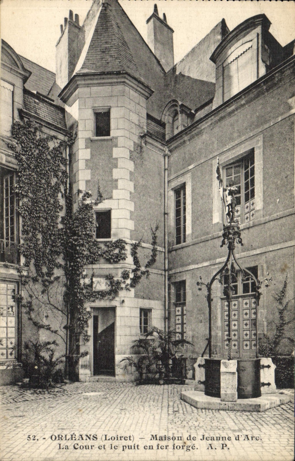 CPA Orleans Maison de Jeanne d'Arc La Cour et le puit en fer forge