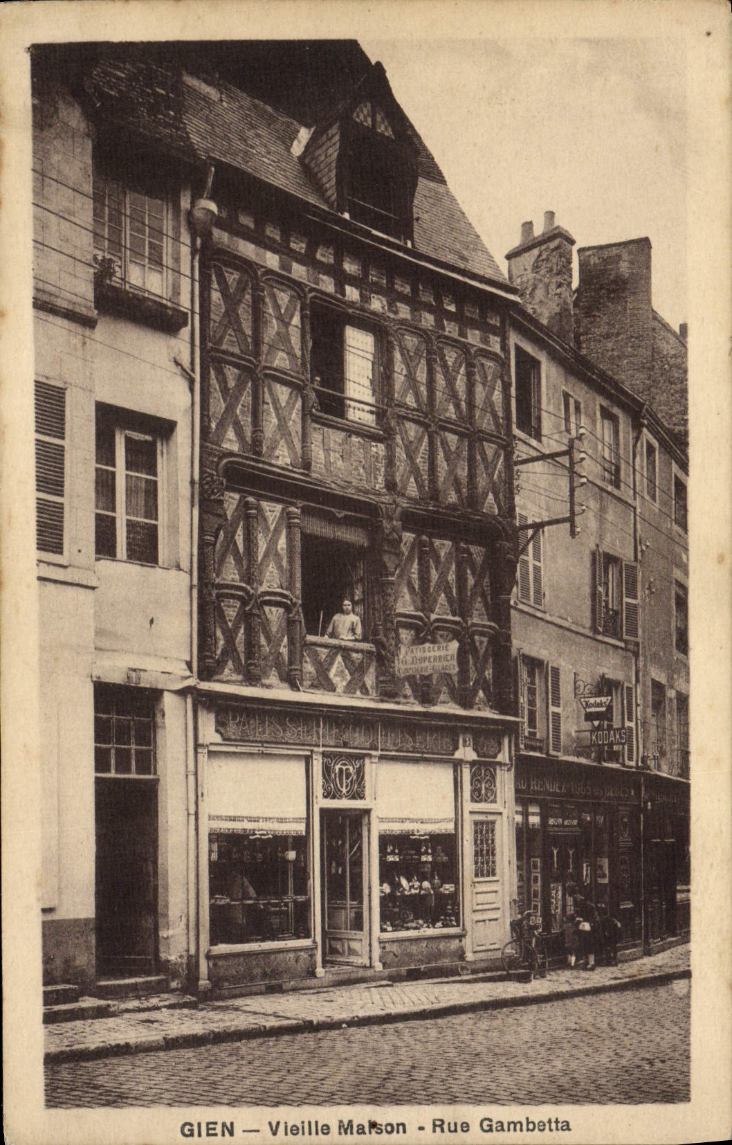 CPA Gien Vieille Maison Rue Gambetta Patisserie