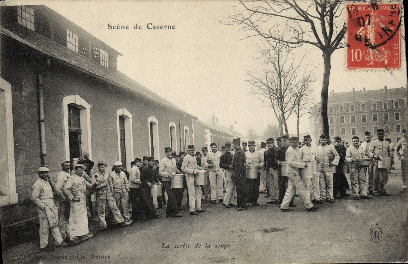 CPA Scene de Caserne La sortie de la soupe Militaria 