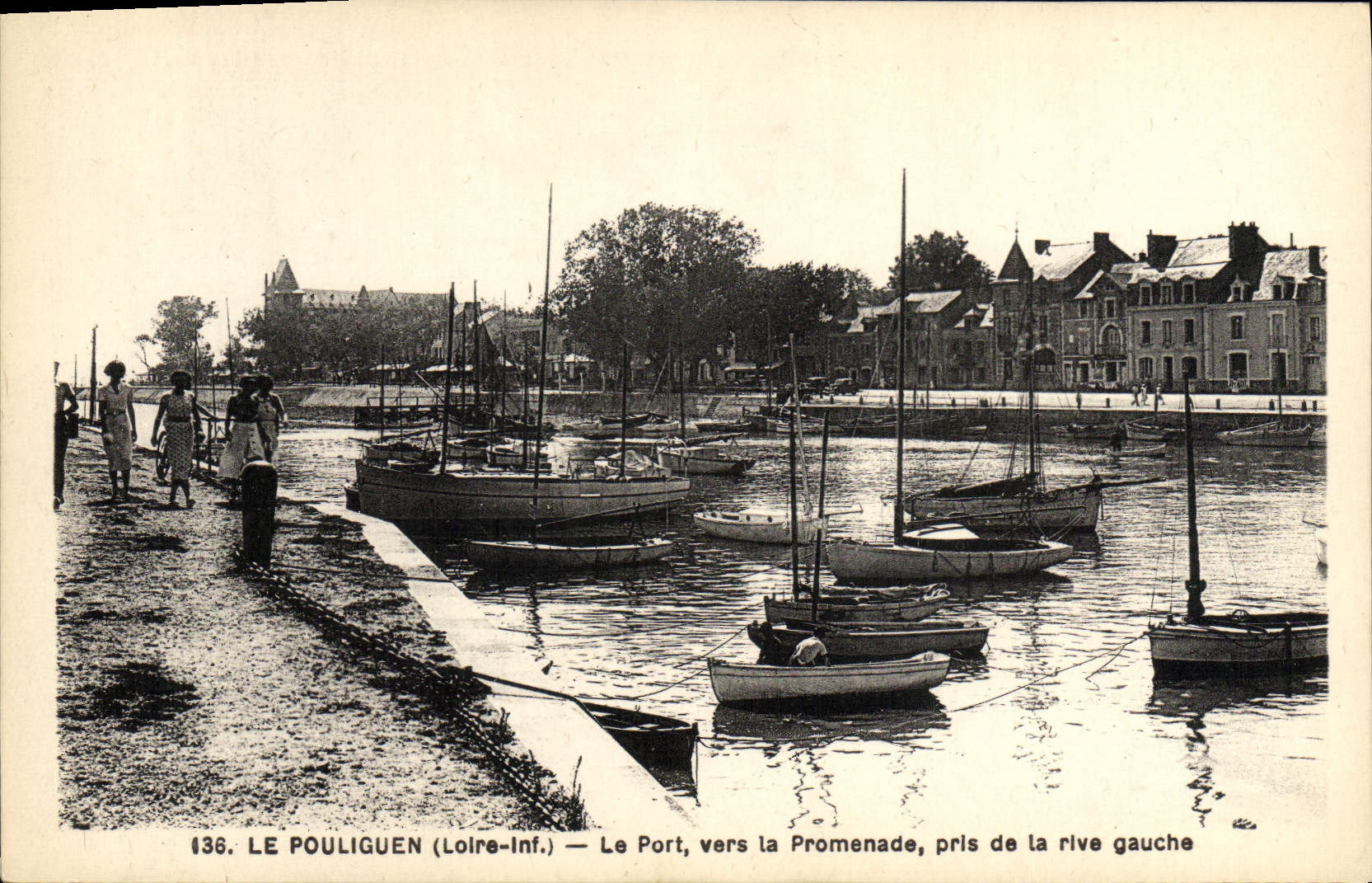 CPA Le Pouliguen Le Port vers la Promenade pris de la Rive gauche Bateaux