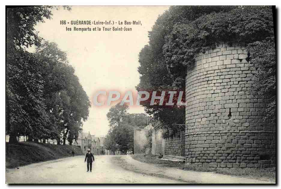 CPA Guerande Le Bas Mail les Remparts et la Tour Saint Jean