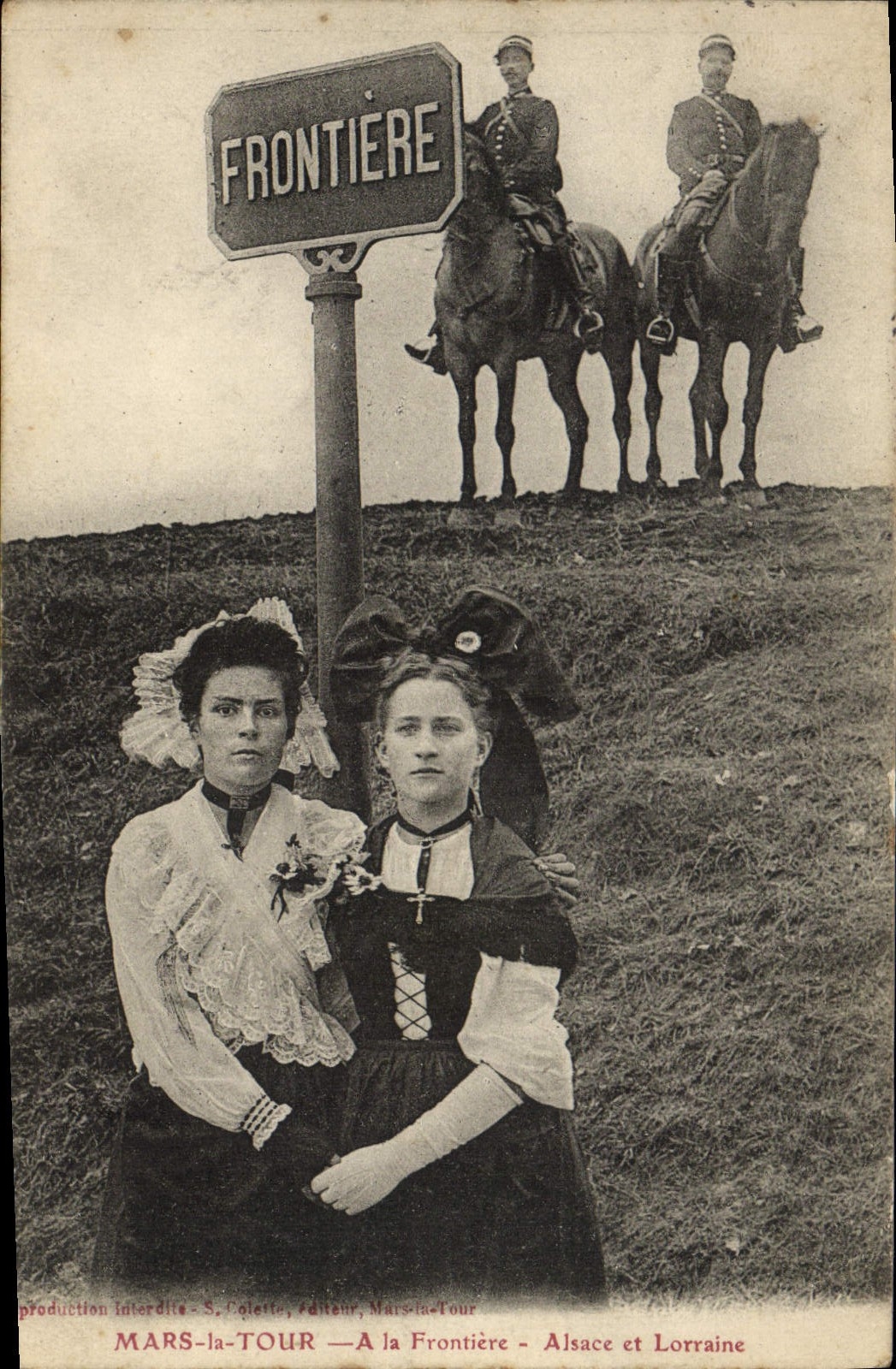 CPA Mars la Tour A la Frontiere Alsace et Lorraine Chevaux Soldats Militaria