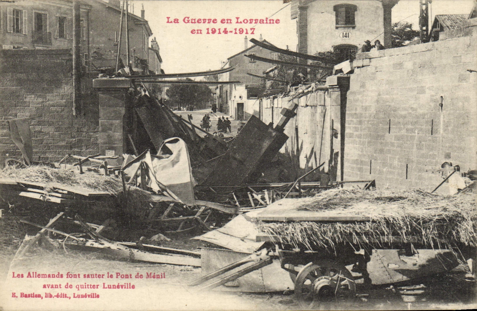 CPA La Guerre en Lorraine Les allemands font sauter le pont de menil avant de quitter Luneville Militaria 