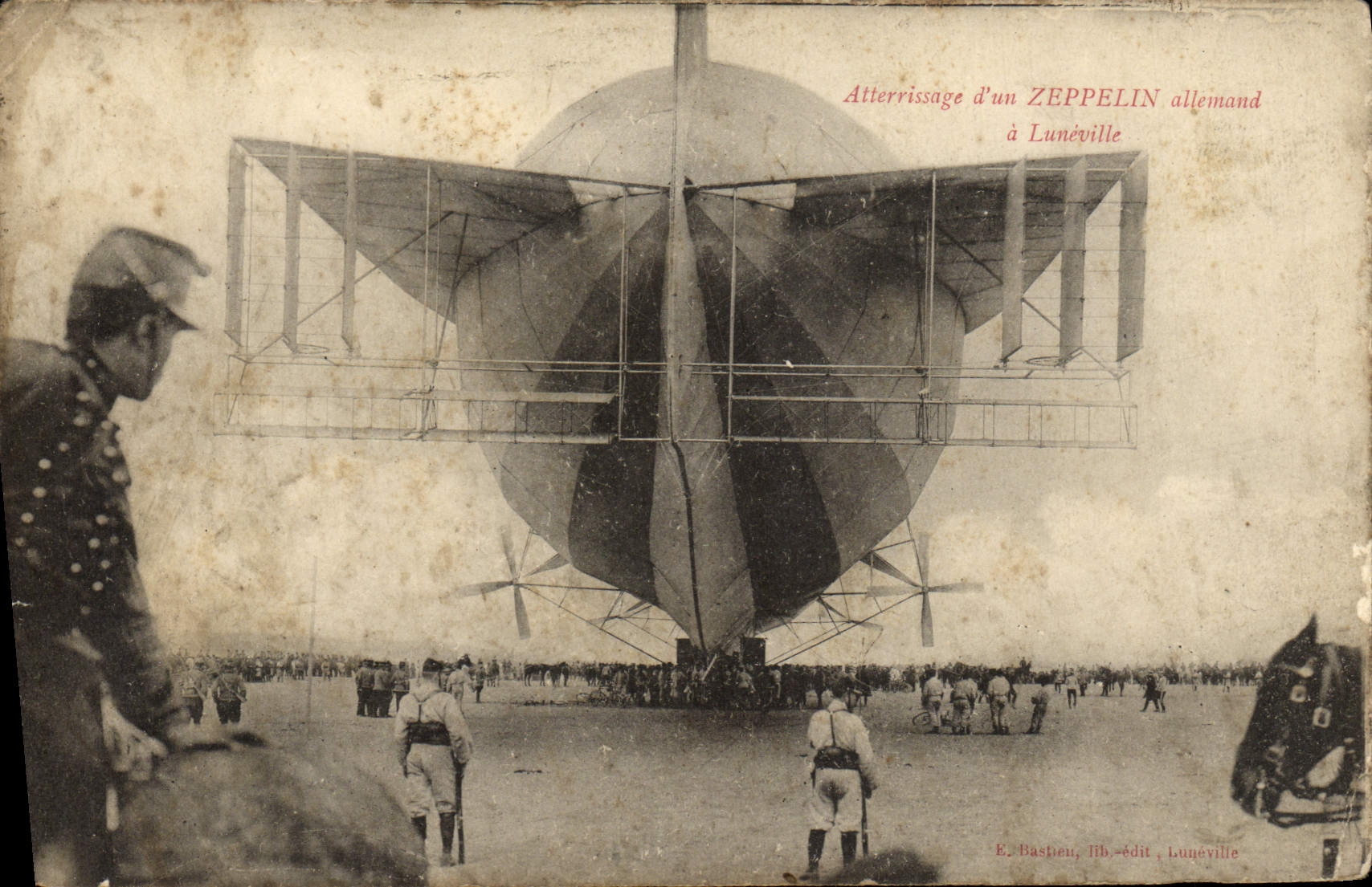 CPA Atterrissage d'un Zeppelin allemand a Luneville Dirgeable Militaria 