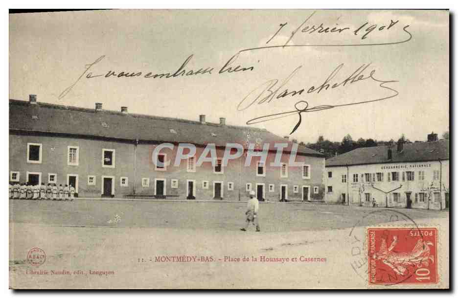 CPA Montmedy Bas Place de la Houssaye et Casernes Militaria