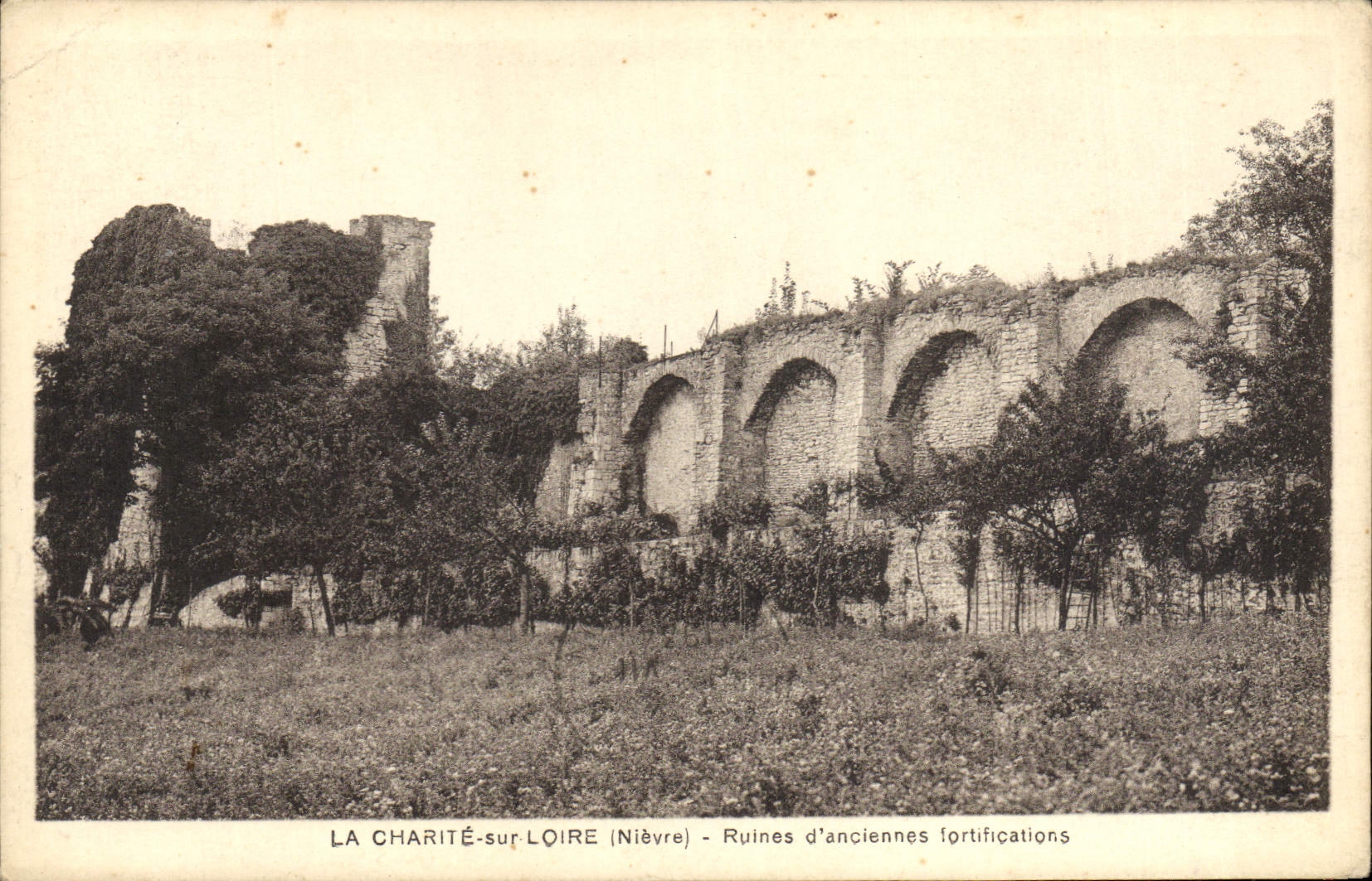 CPA La Charite Sur Loire Ruines d'Anciennes fortifications