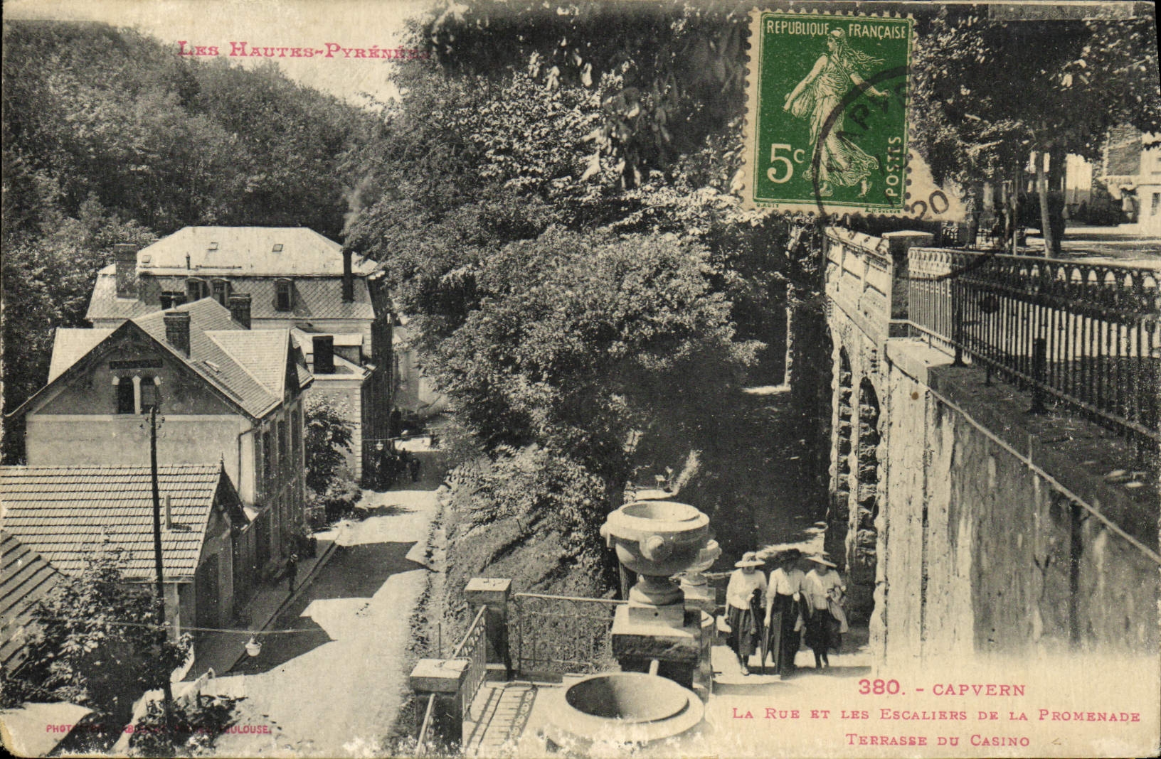 Capvern - La Rue et les Escaliers de la Promenade Terrasse du Casino — Phot. G. Goulouze
