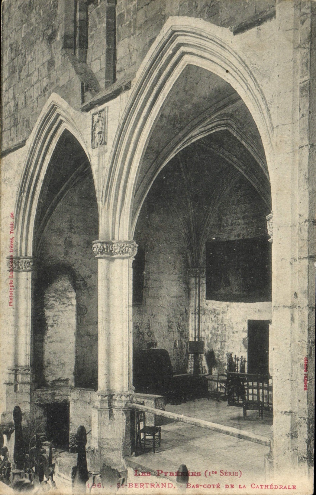 CPA Les Pyreness St Bertrand Bas Cote de la Cathedrale