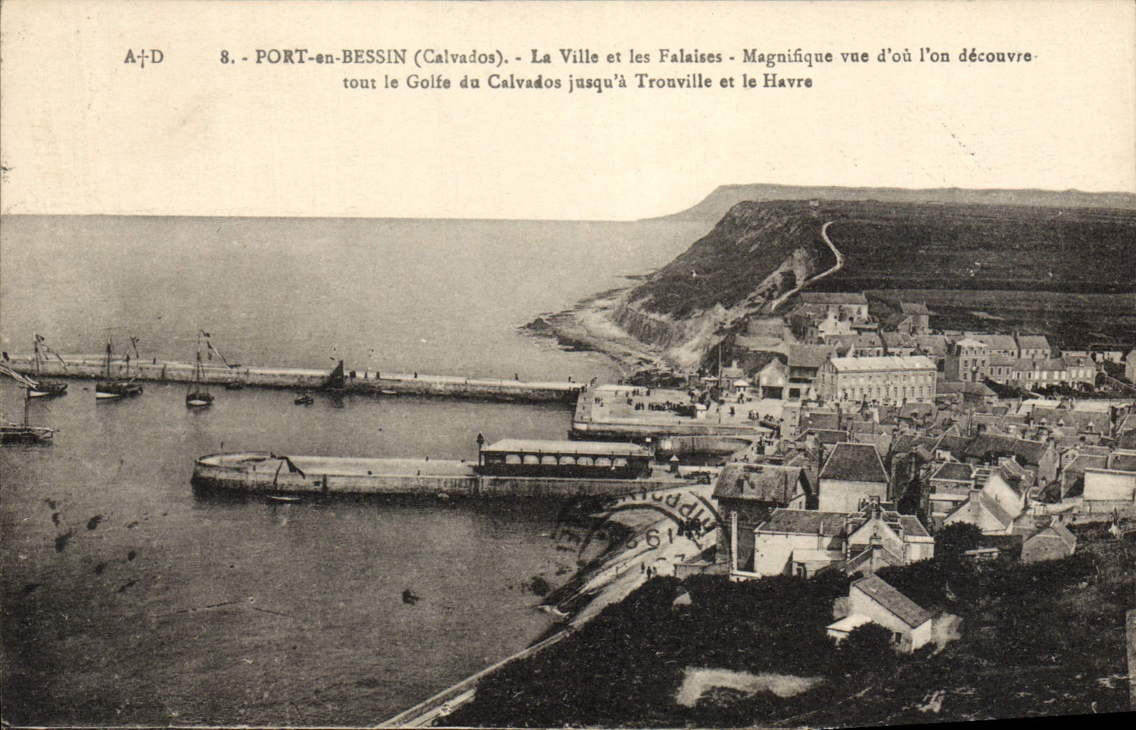 Port-en-Bessin (Calvados) — La Ville et les Falaises — Magnifique vue d'où l'on découvre tout le Golfe du Calvados jusqu'à Trouville et le Havre — A+D