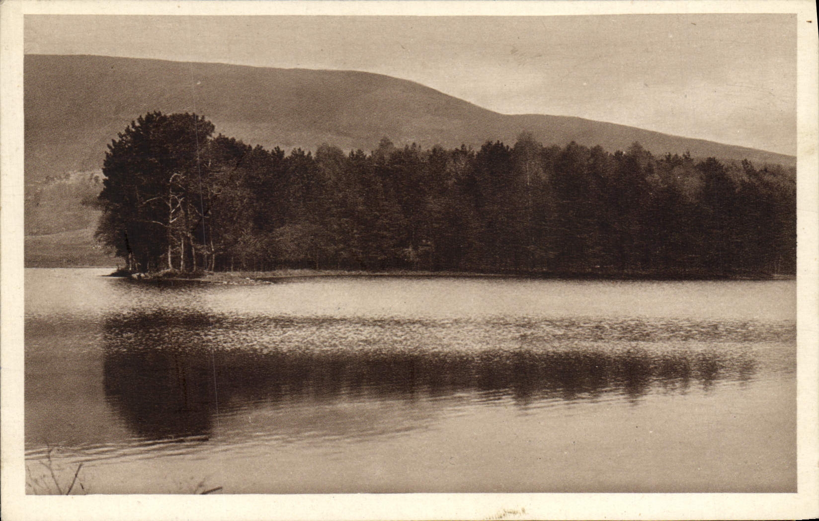 Un bel étang au pied des Monédières — LA CORRÈZE ILLUSTRÉE, n°2