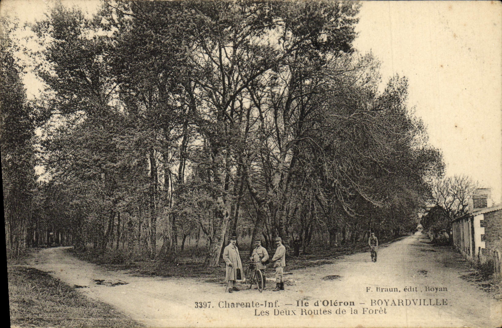 CPA Charente Ille D''Oleron Boyardville Les Deux Routes de la Foret Militaria Soldats 