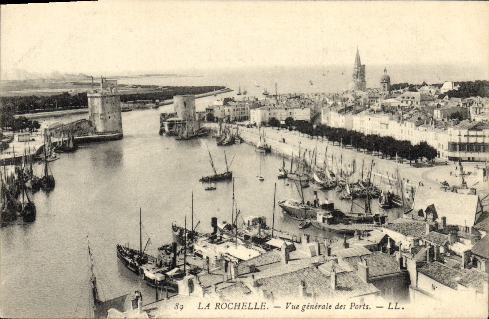 CPA La Rochelle Vue Generale des Ports Bateaux