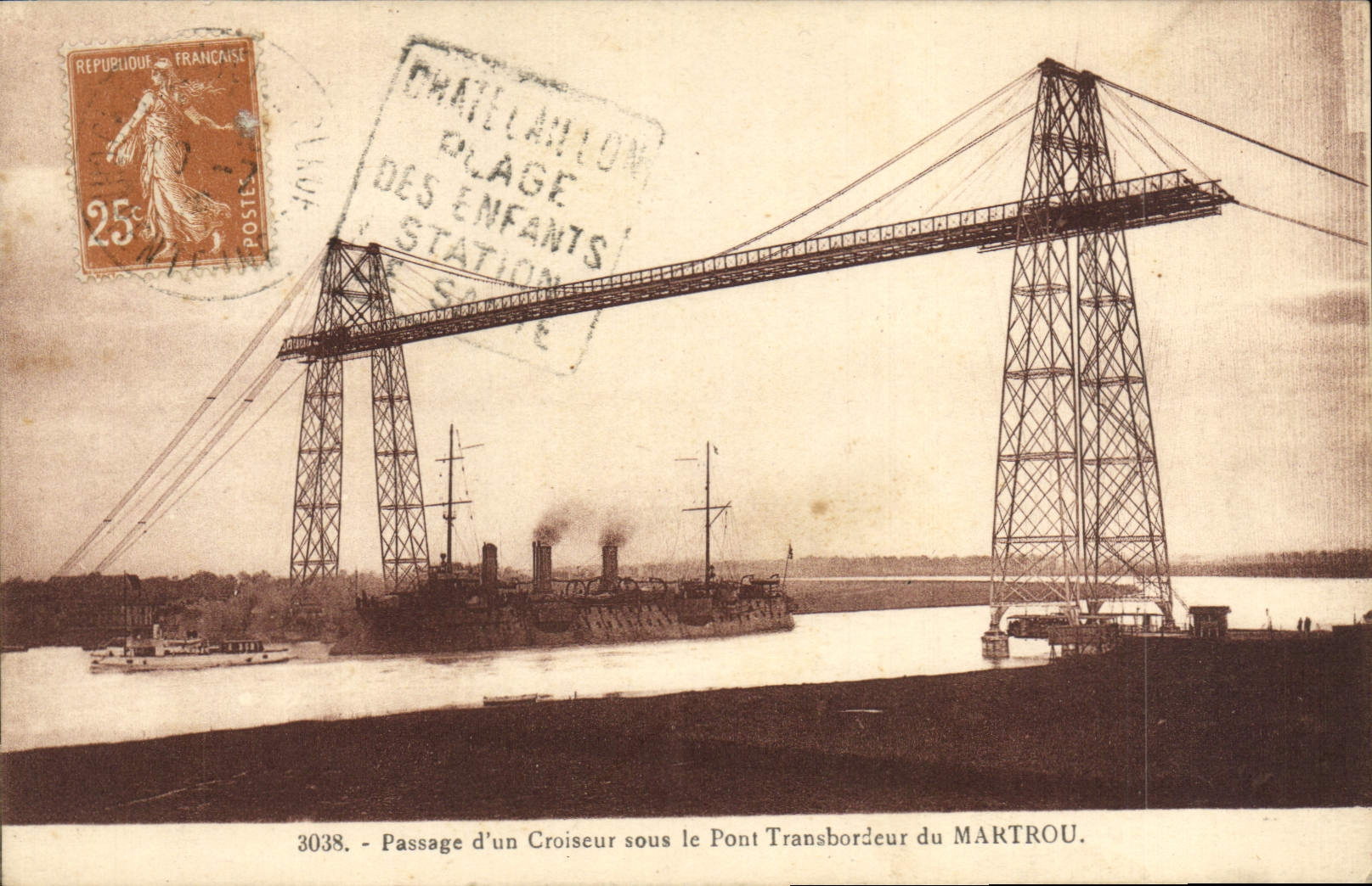 CPA Martrou Passage d'un Croiseur sous le Pont Transbordeur Bateau