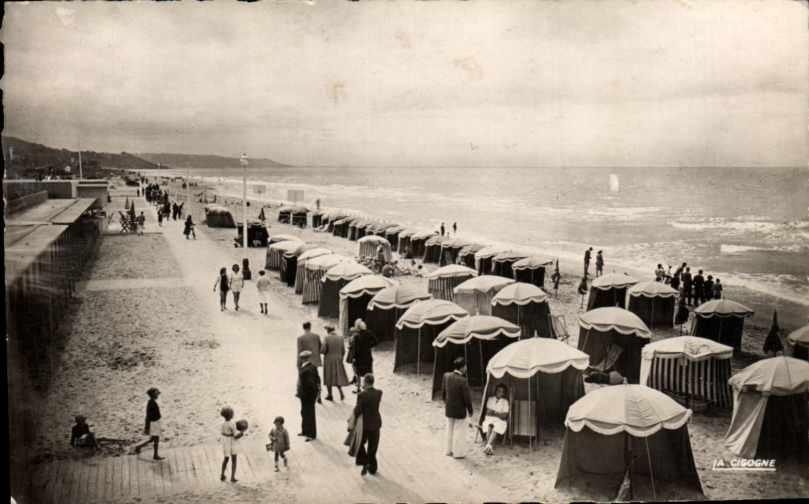 Deauville — La Plage Fleurie, Les Parasols — A. CIGOGNE