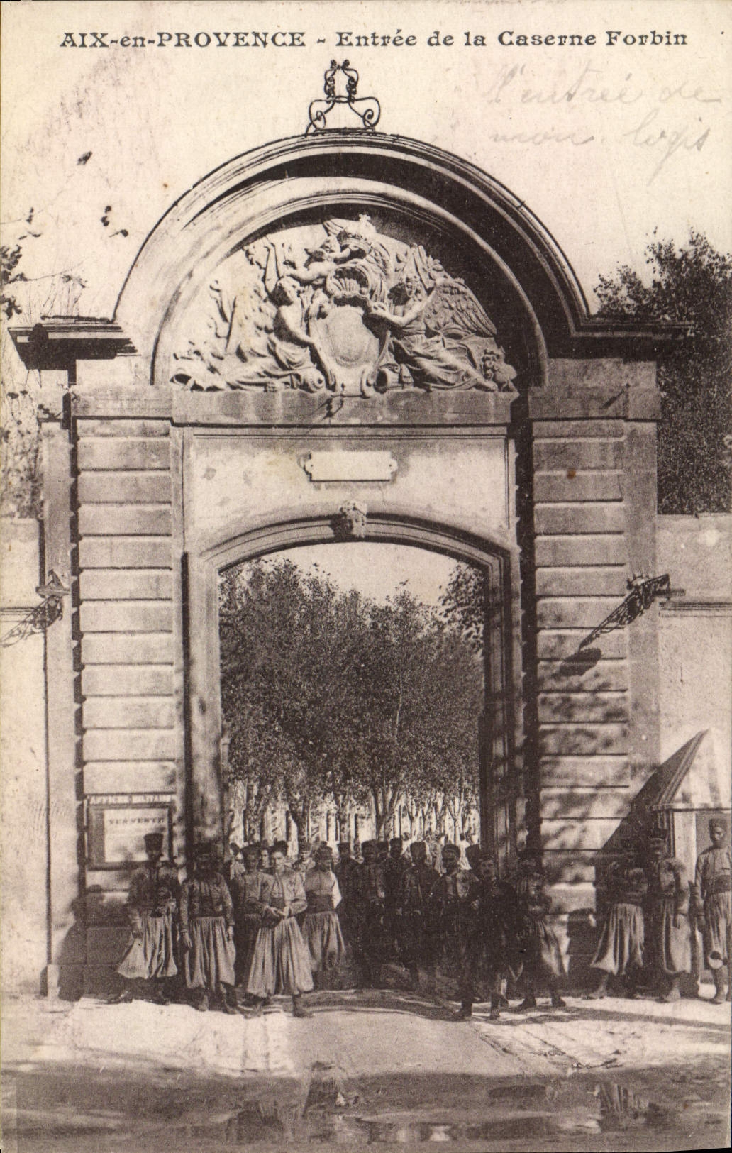 AIX-en-PROVENCE - Entrée de la Caserne Forbin — éditeur non identifié, n° de série non visible