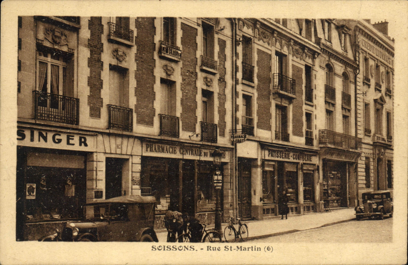 CPA Soissons Rue St Martin Pharmacie Patisserie Singer Automobile